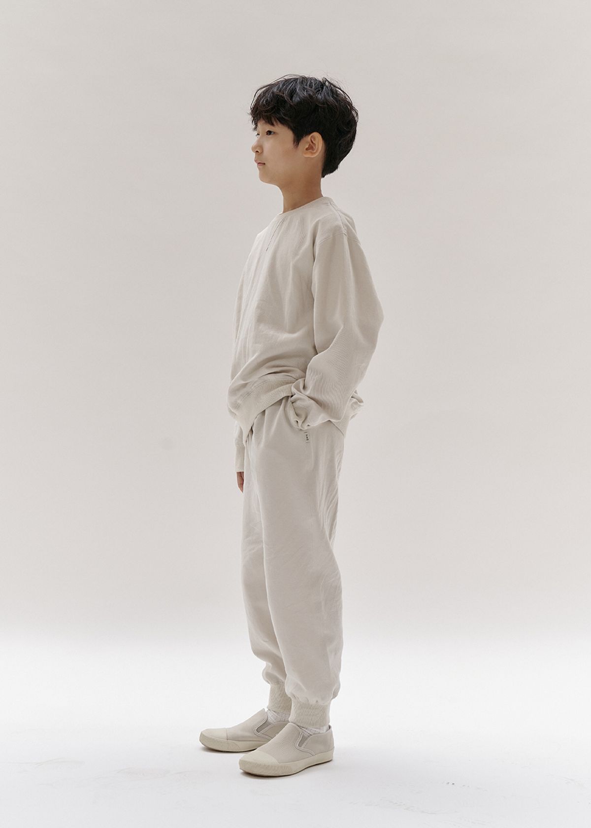 벤(BBEEEENN) 우븐 드롭 숄더 맨투맨_에크루