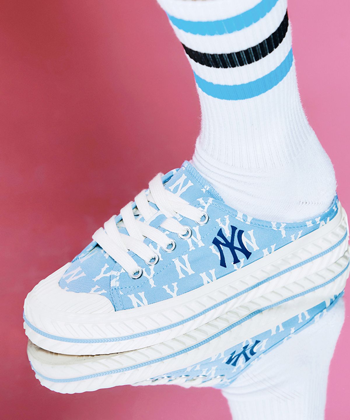 엠엘비(MLB) 플레이볼 뮬 모노그램 (PLAYBALL MULE MONOGRAM) NY (L.Blue)