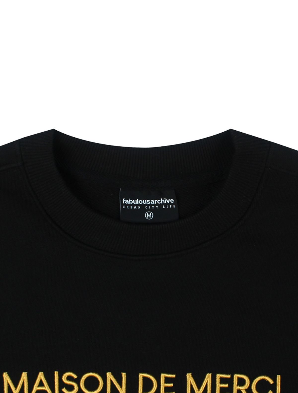 라 메종 스튜디오(LA MAISON STUDIO) UNISEX 레귤러핏 엠보자수 로고 맨투맨 블랙(FCC1TS401M)