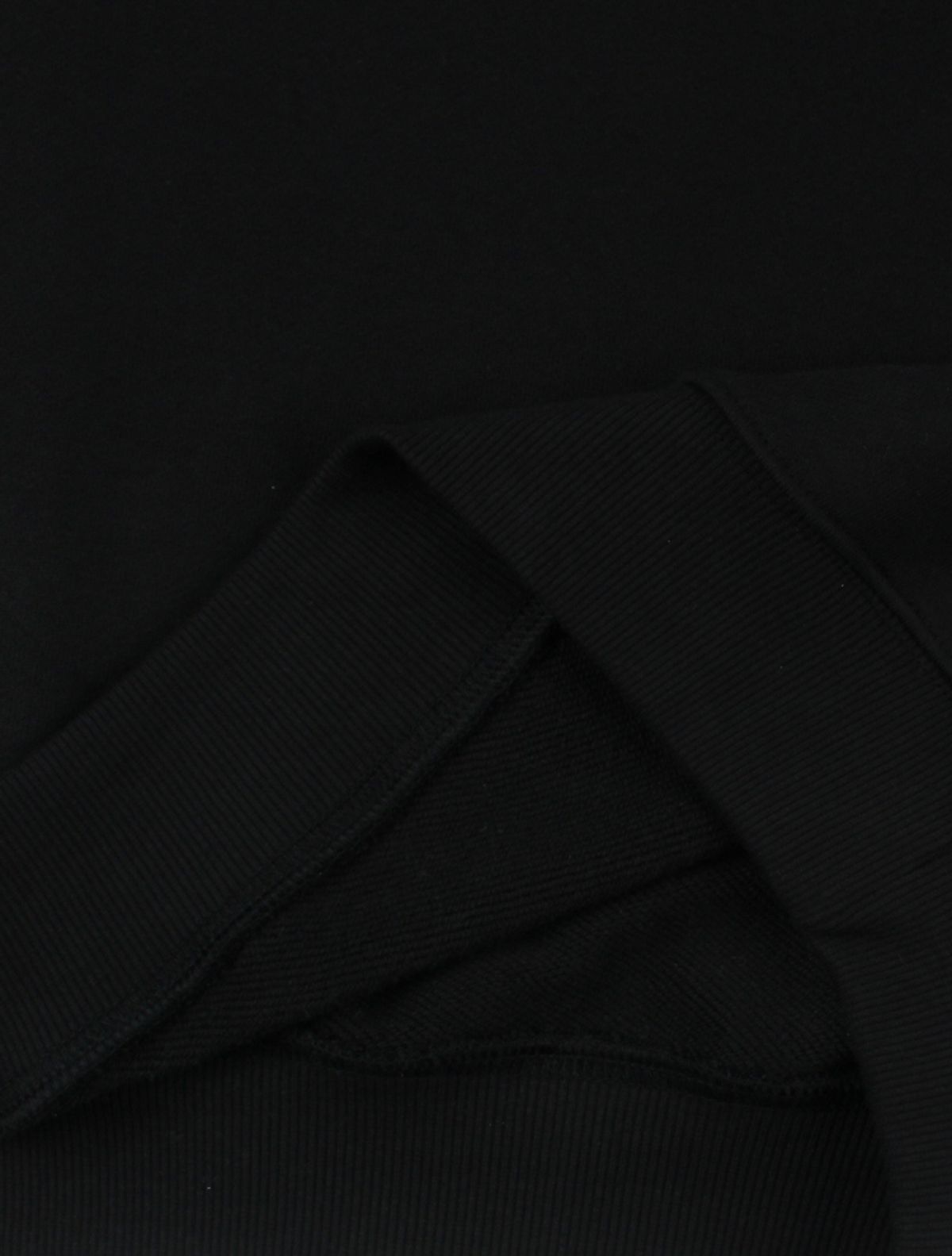 라 메종 스튜디오(LA MAISON STUDIO) UNISEX 레귤러핏 엠보자수 로고 맨투맨 블랙(FCC1TS401M)