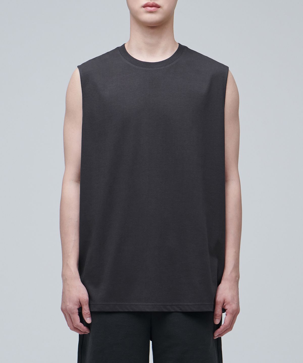 무신사 스탠다드(MUSINSA STANDARD) [쿨탠다드] 릴렉스드 슬리브리스 탑 [건메탈]