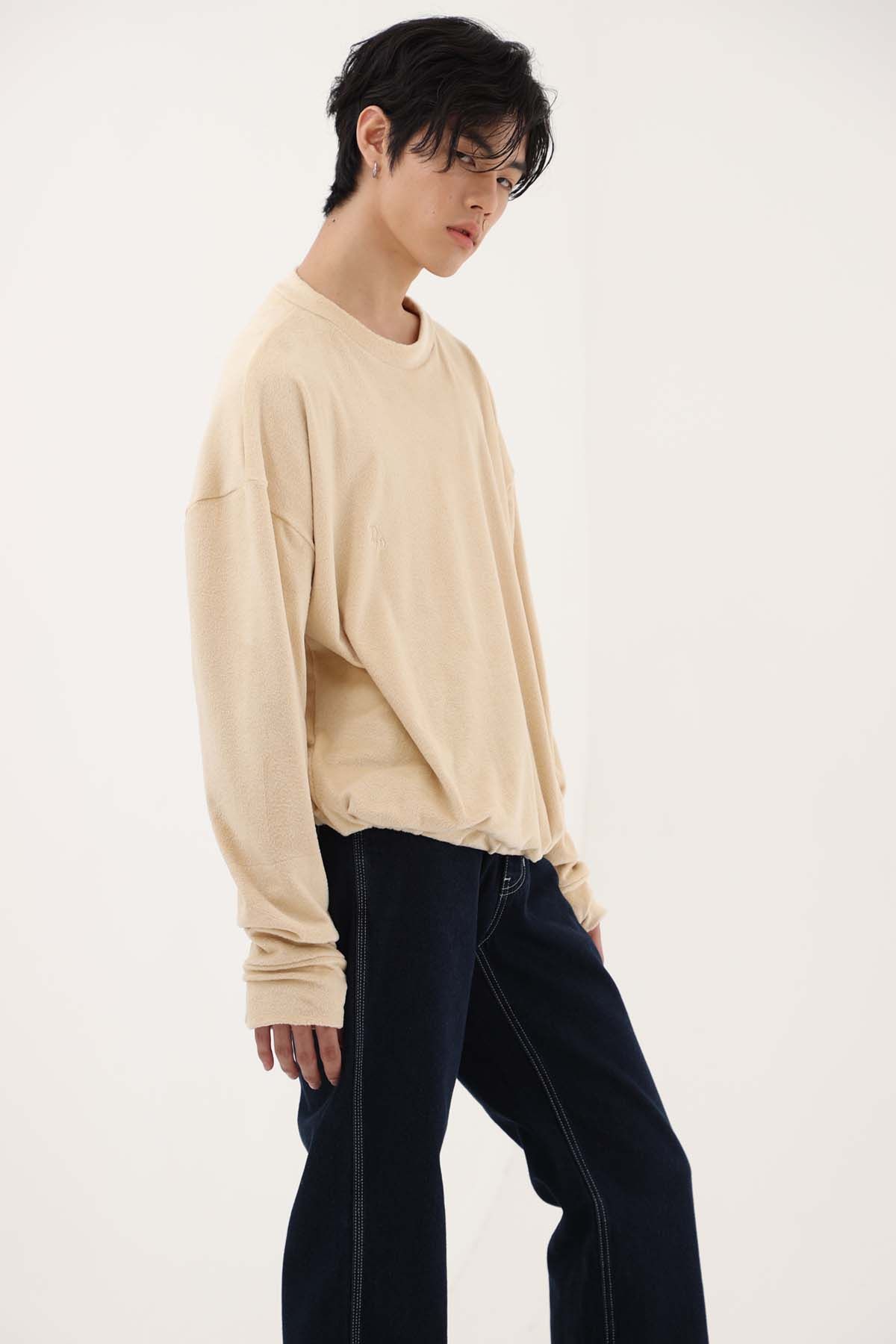 디메이든(DEMADEN) 벨벳 로고 맨투맨 티셔츠 베이지