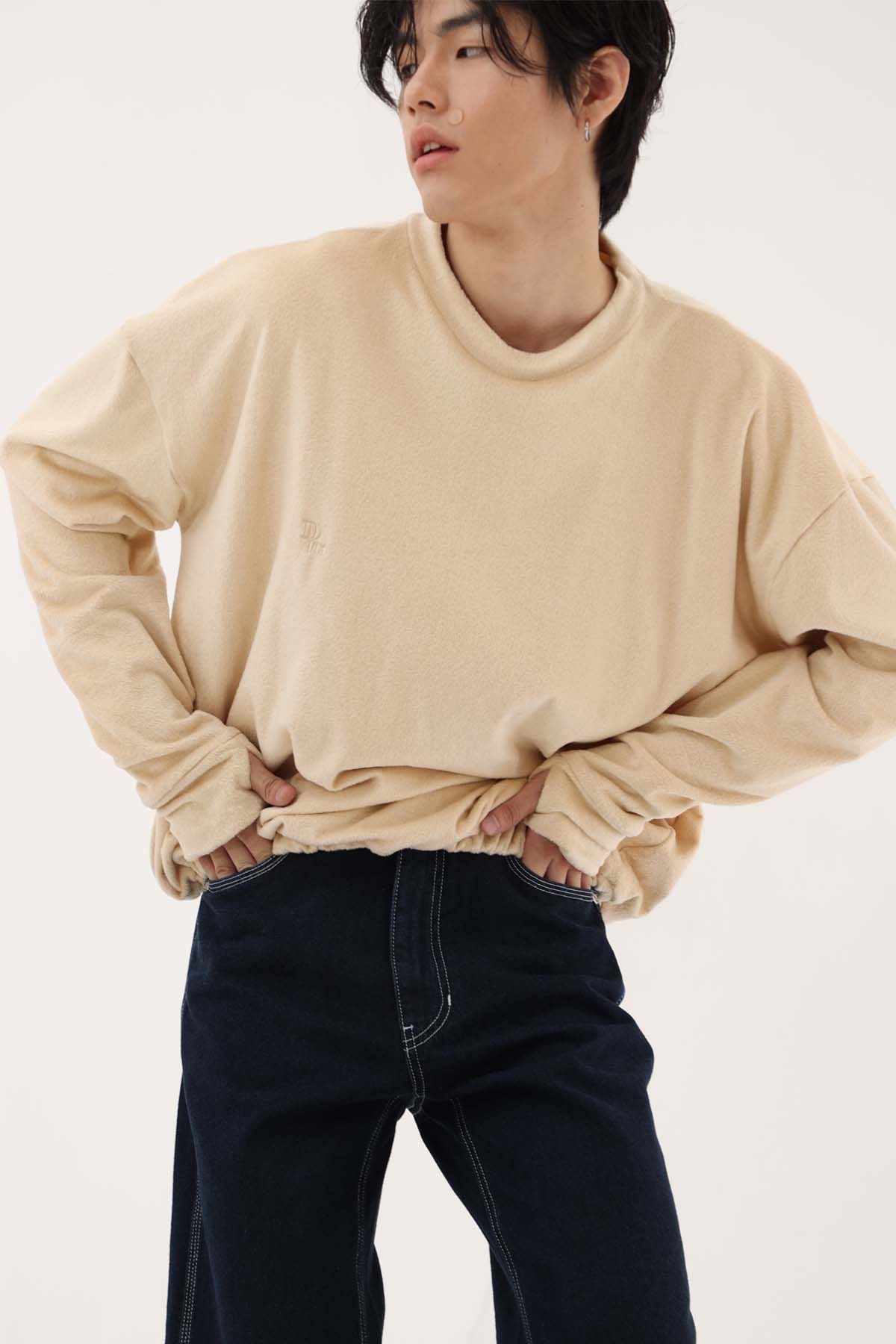 디메이든(DEMADEN) 벨벳 로고 맨투맨 티셔츠 베이지