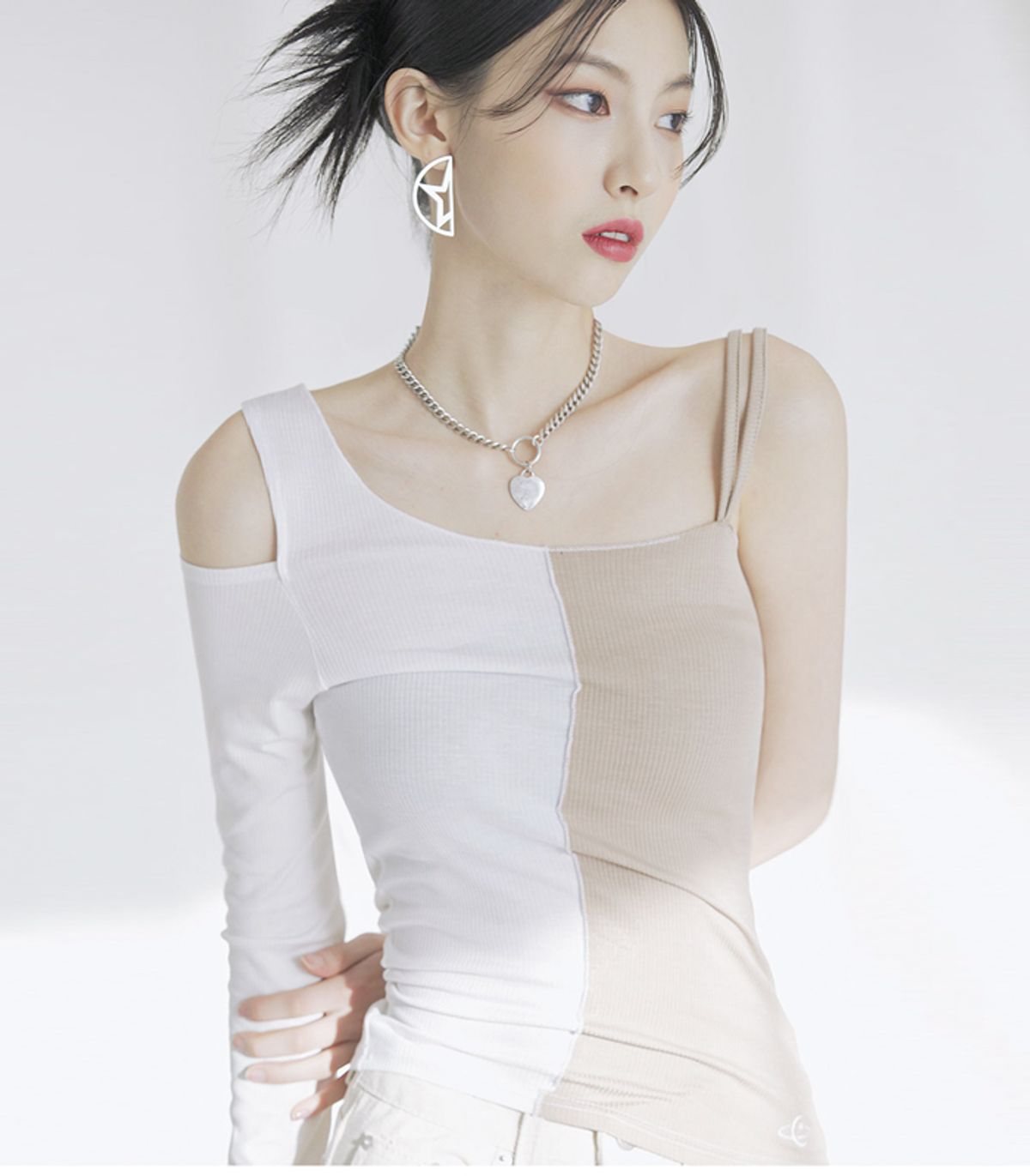 어반드레스(AVANDRESS) Unbalanced sleeve T-shirt BLACK