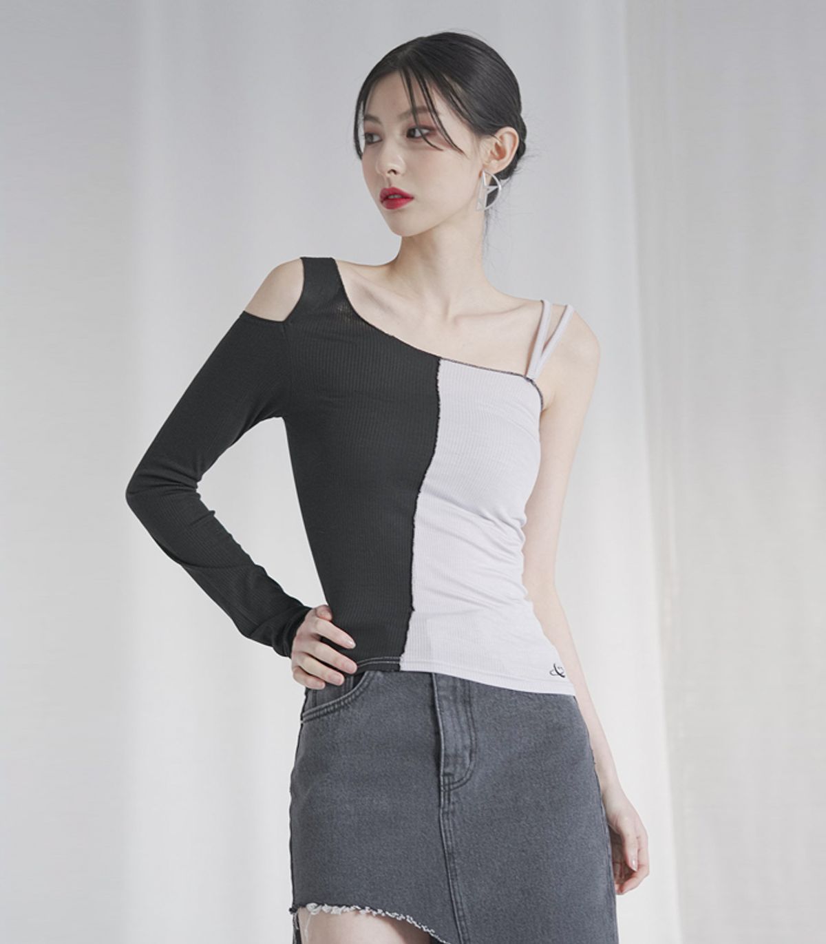 어반드레스(AVANDRESS) Unbalanced sleeve T-shirt BLACK
