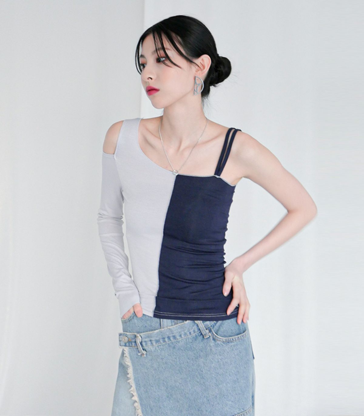 어반드레스(AVANDRESS) Unbalanced sleeve T-shirt BLACK