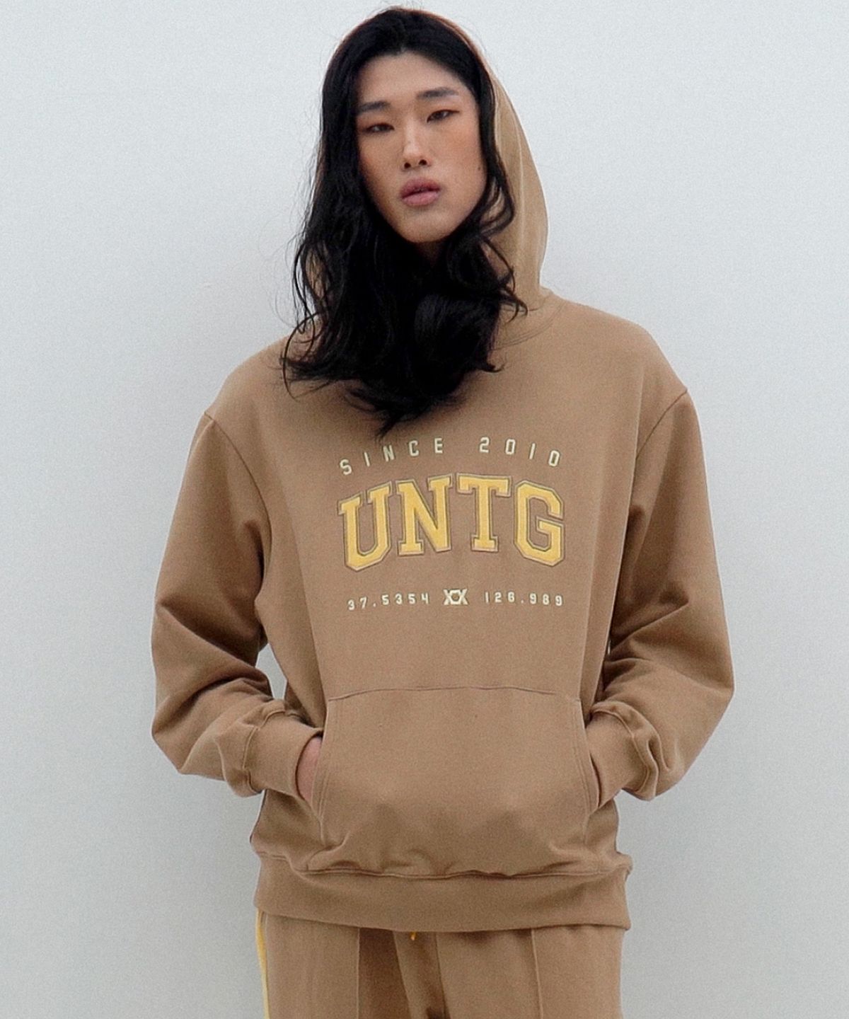 언티지(UNTAGE) 로고 자수 후드 스웨트 셔츠[Brown(UNISEX)]_UTT-FH02