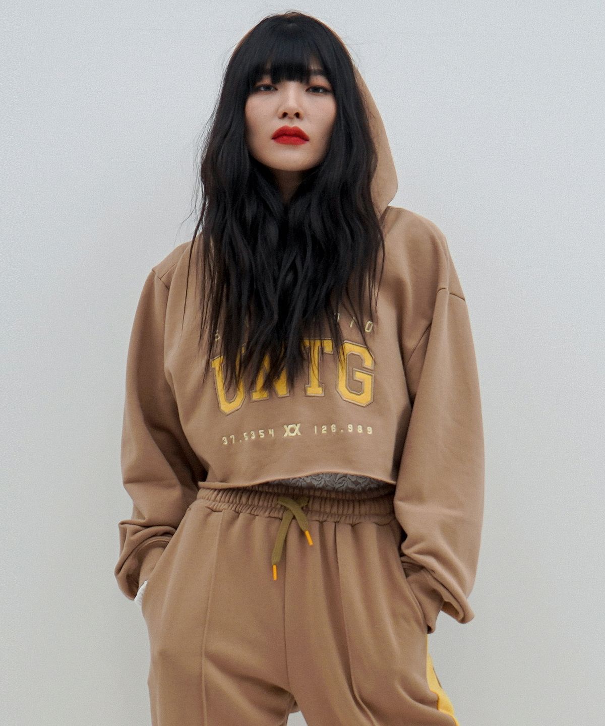 언티지(UNTAGE) 로고 자수 크롭 후드 스웨트 셔츠[Brown(UNISEX)]_UTT-FH06