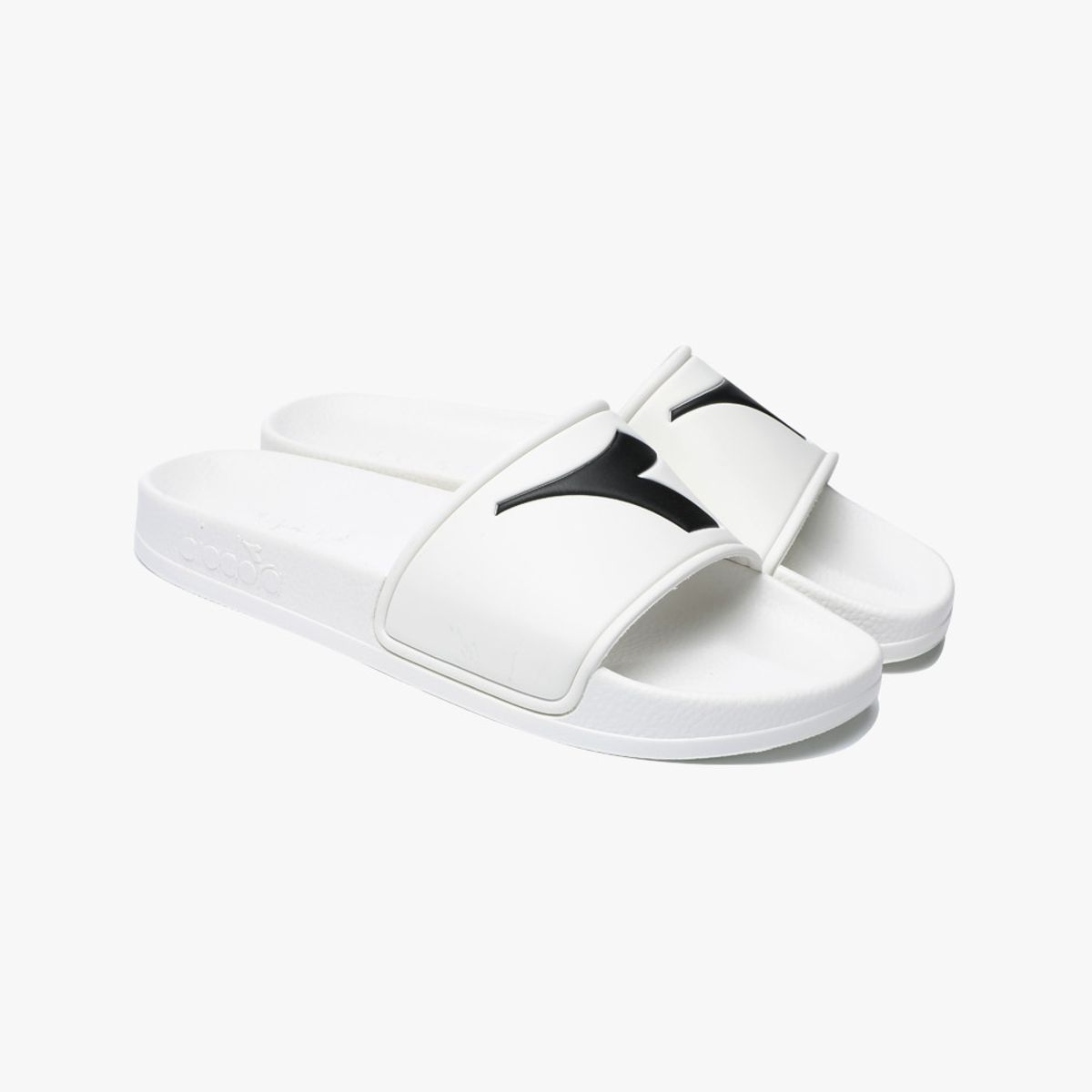 디아도라(diadora) 에센셜 슬라이드 WHITE