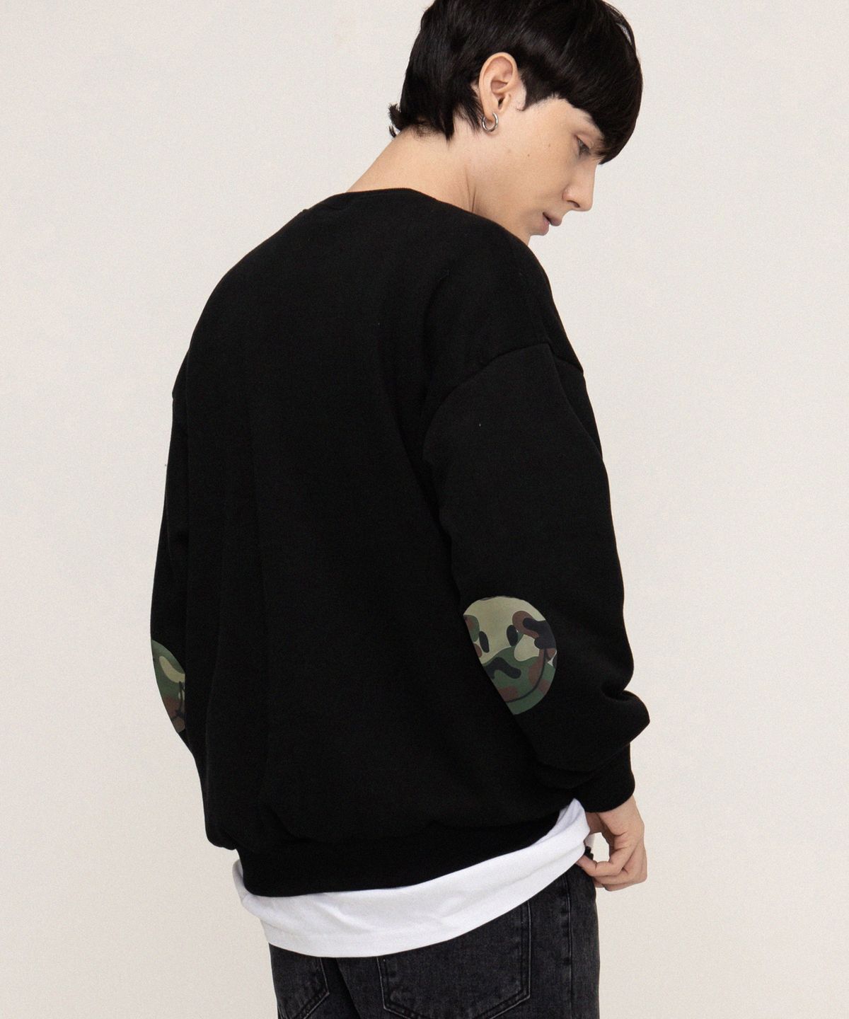 그레이버(GRAVER) [UNISEX]엘보우 카모 도트스마일 맨투맨_블랙