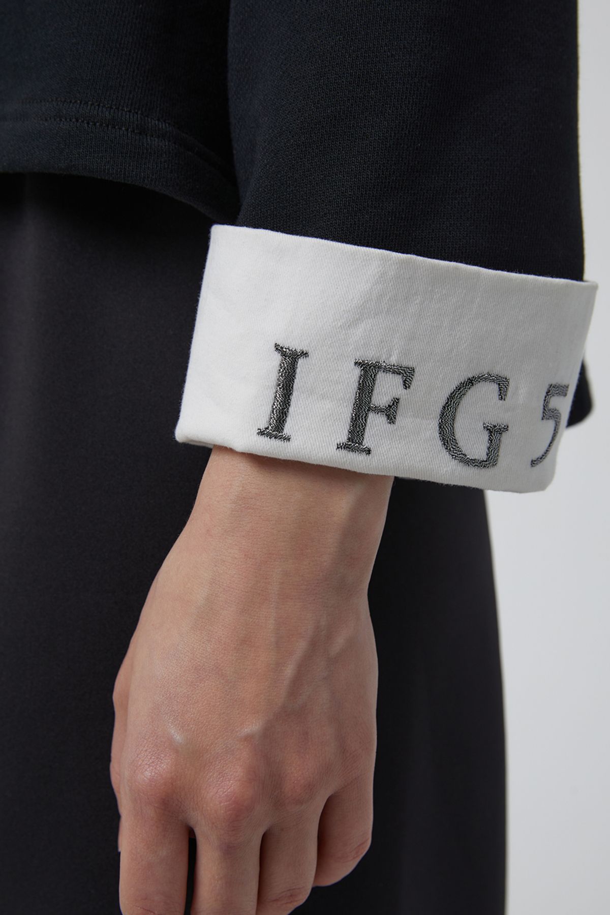 이프지오(IFG5) 스퀘어 카우스 하이넥 티셔츠 (블랙)