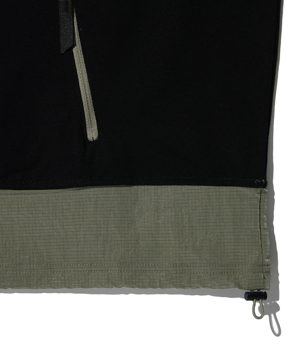 비슬로우(BESLOW) CONTRAST PANNEL SWEAT HALF SHIRT BLACK