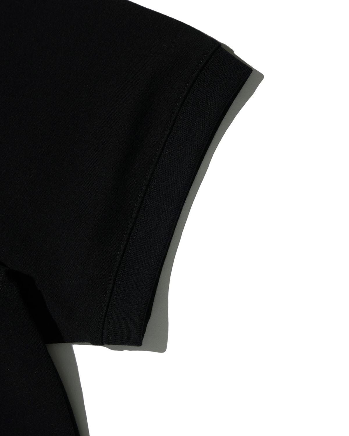 비슬로우(BESLOW) CONTRAST PANNEL SWEAT HALF SHIRT BLACK