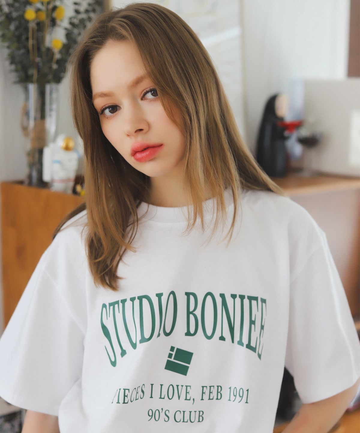보늬(BONIEE) 아치 레트로 타이포(Arch Retro Typo) 그래픽 루즈 티셔츠 화이트