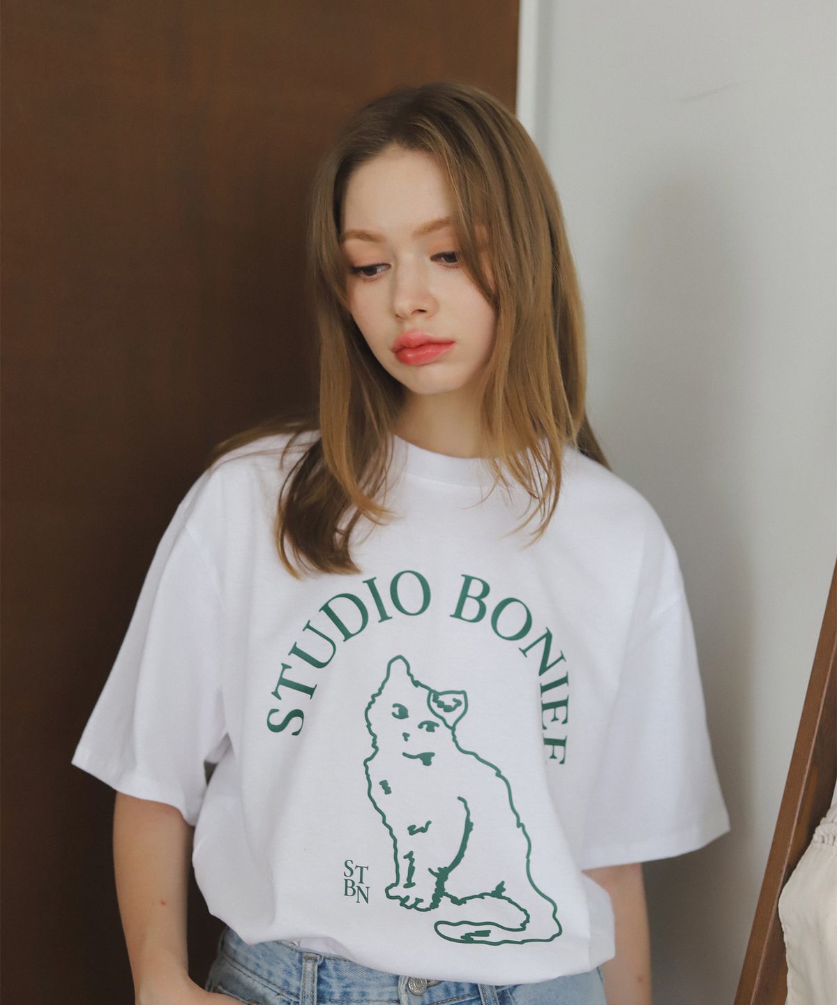 보늬(BONIEE) 캣 심볼(Cat Symbol) 그래픽 루즈 티셔츠 화이트