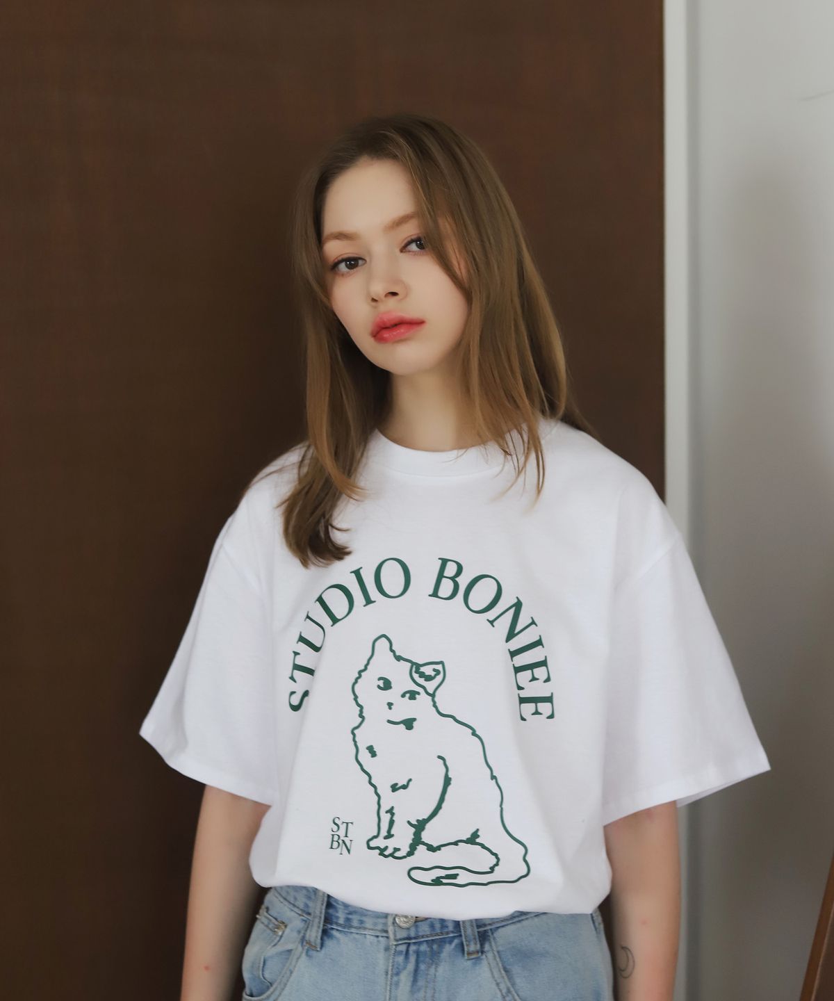 보늬(BONIEE) 캣 심볼(Cat Symbol) 그래픽 루즈 티셔츠 화이트
