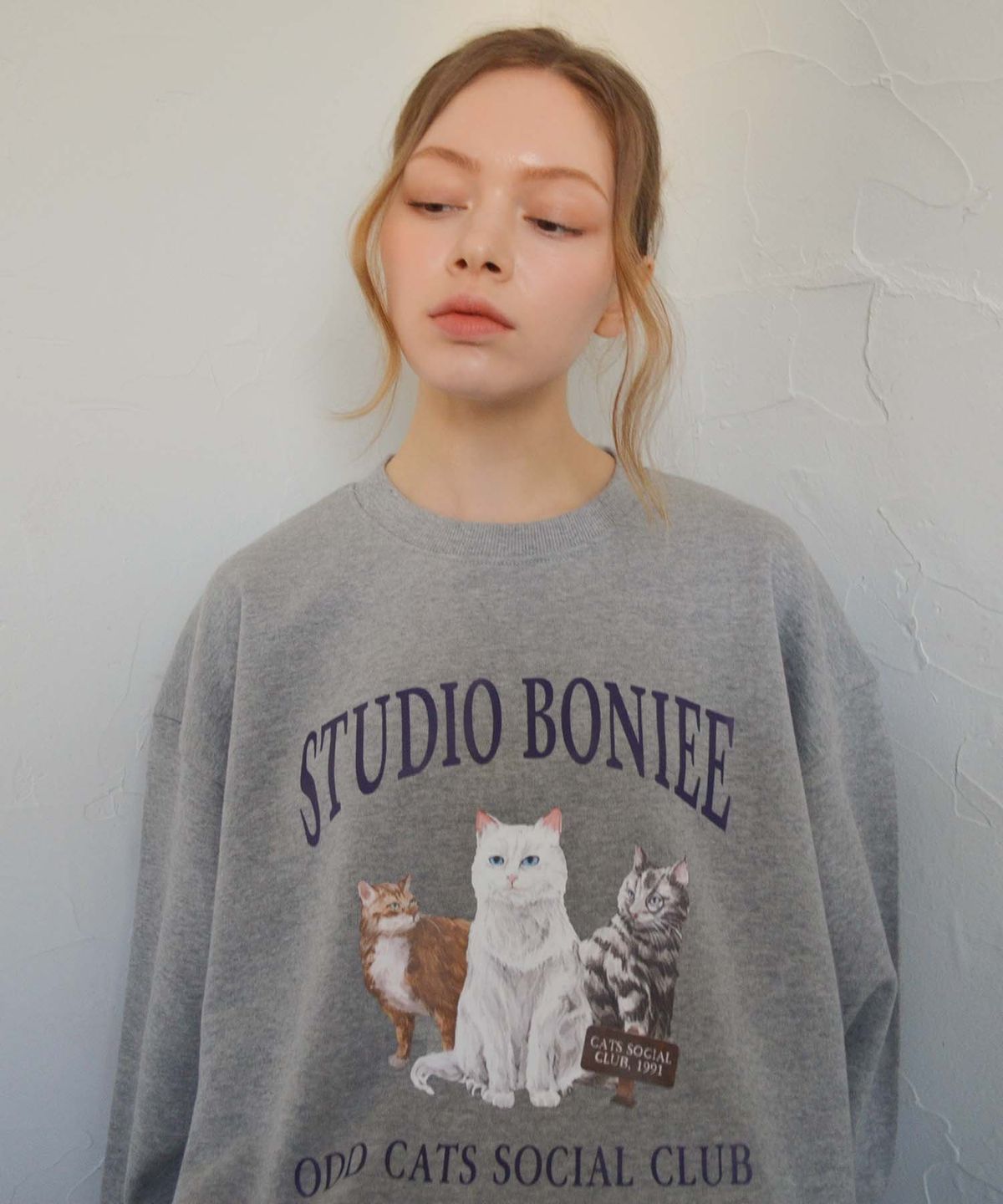 보늬(BONIEE) [기모 선택] 오드 캣츠(ODD CATS) 고양이 소셜 클럽 그래픽 오버 맨투맨 그레이