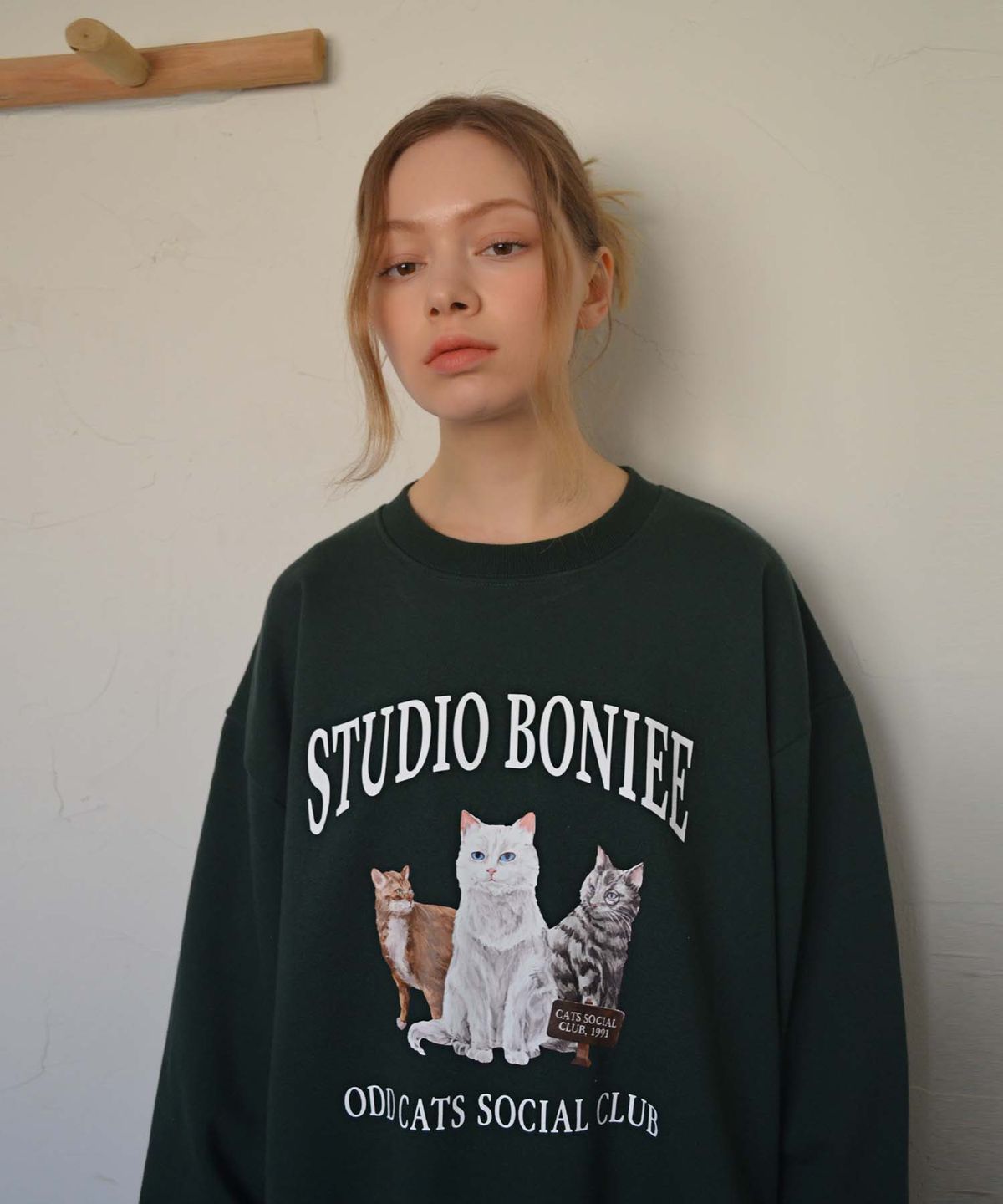 보늬(BONIEE) [기모 선택] 오드 캣츠(ODD CATS) 고양이 소셜 클럽 그래픽 오버 맨투맨 그린