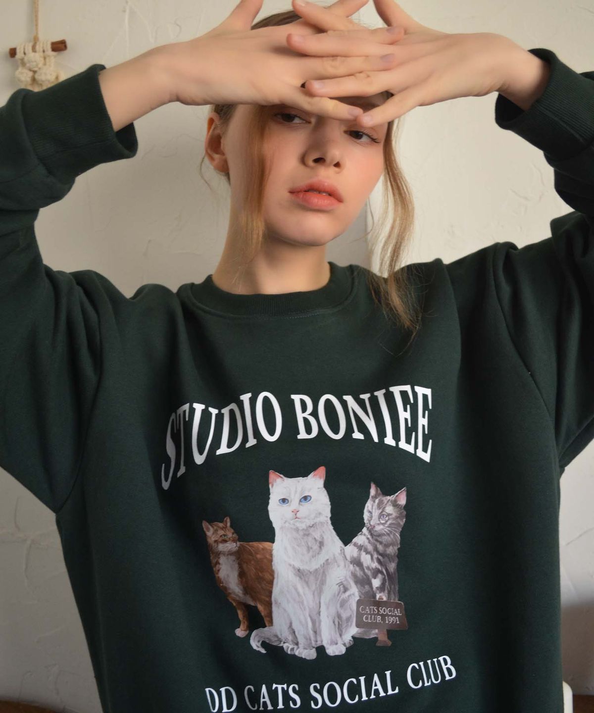 보늬(BONIEE) [기모 선택] 오드 캣츠(ODD CATS) 고양이 소셜 클럽 그래픽 오버 맨투맨 그린