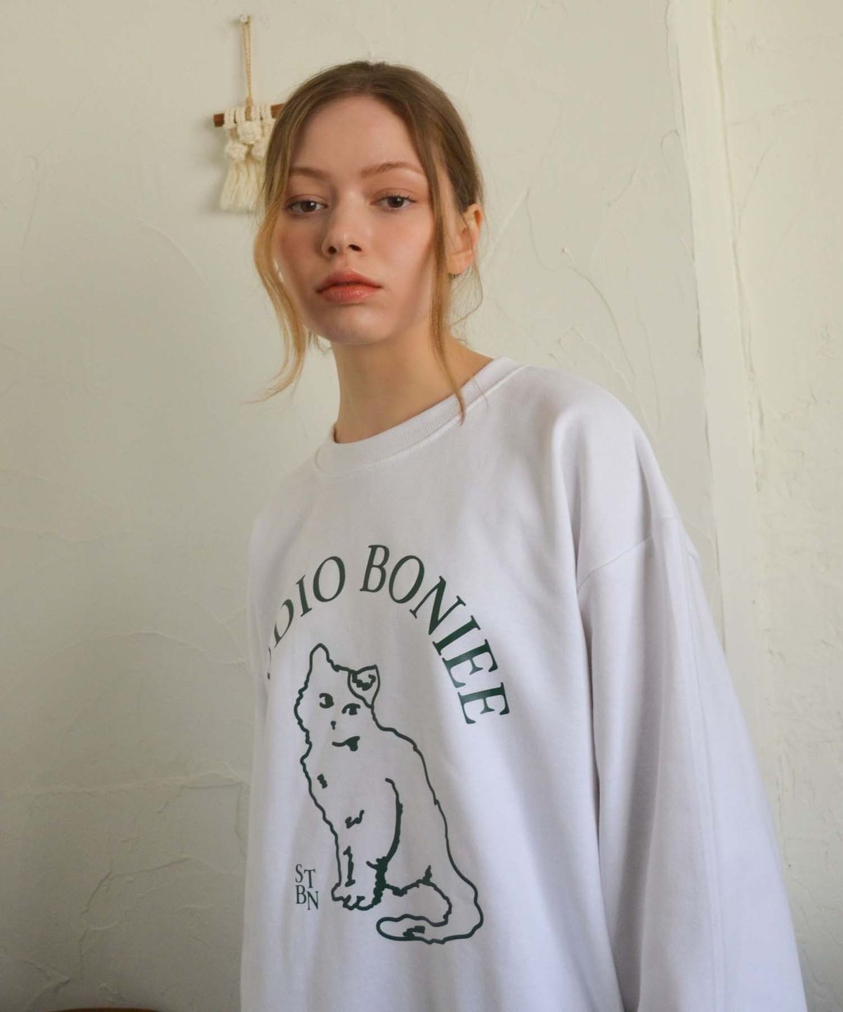 보늬(BONIEE) [기모 선택] 캣 심볼(CAT SYMBOL) 고양이 로고 그래픽 오버 맨투맨 화이트