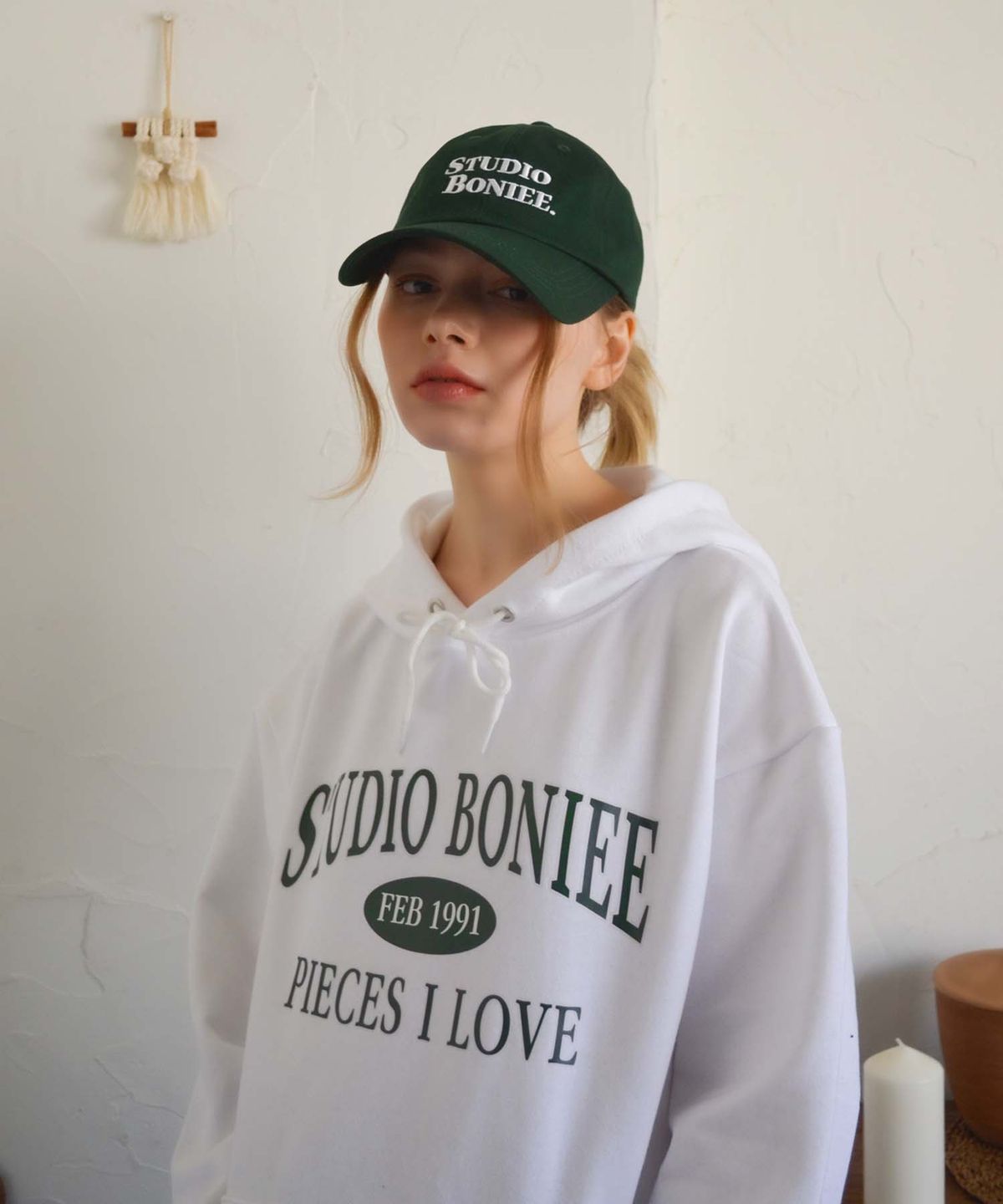 보늬(BONIEE) [기모 선택] 아치 타이포 로고(Arch Typo Logo) 오버 후드 티셔츠 화이트