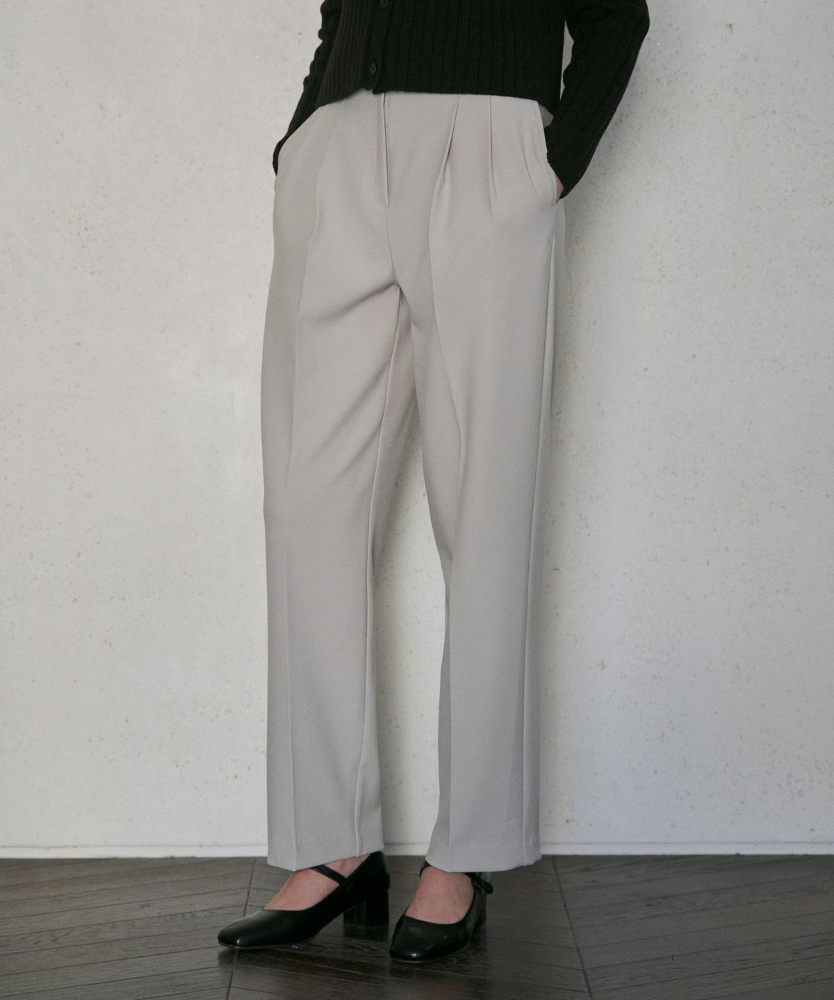 유라고(URAGO) Clean two-tuck pants
