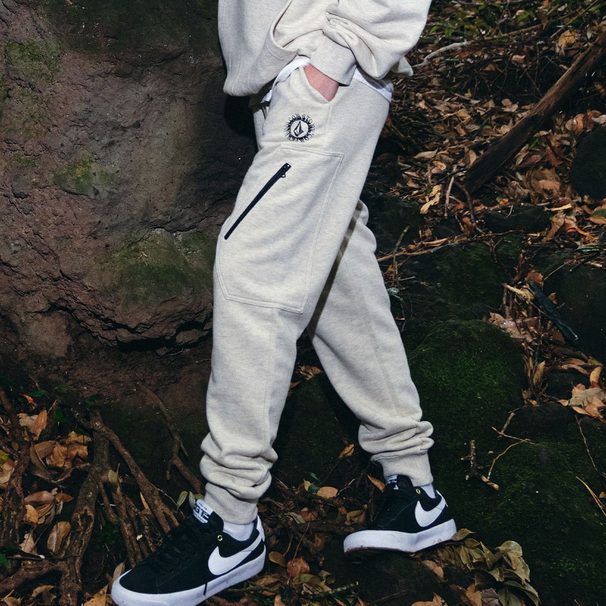 볼컴(VOLCOM) SUN STONE 슬림핏 포켓 조거팬츠(아이보리)