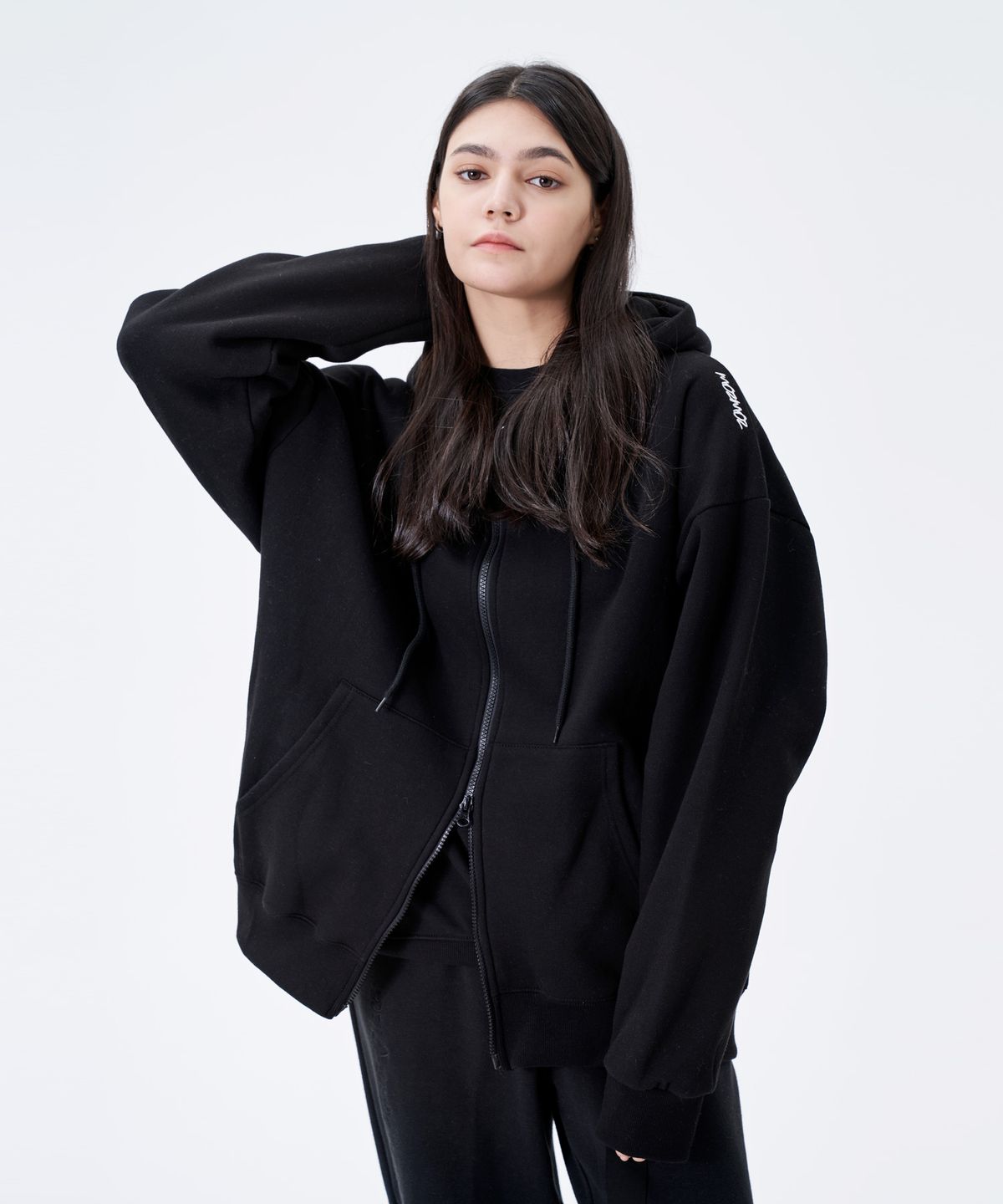 모즈모즈(MOZMOZ) 어깨자수 오버핏 투웨이 기모 후드집업 블랙