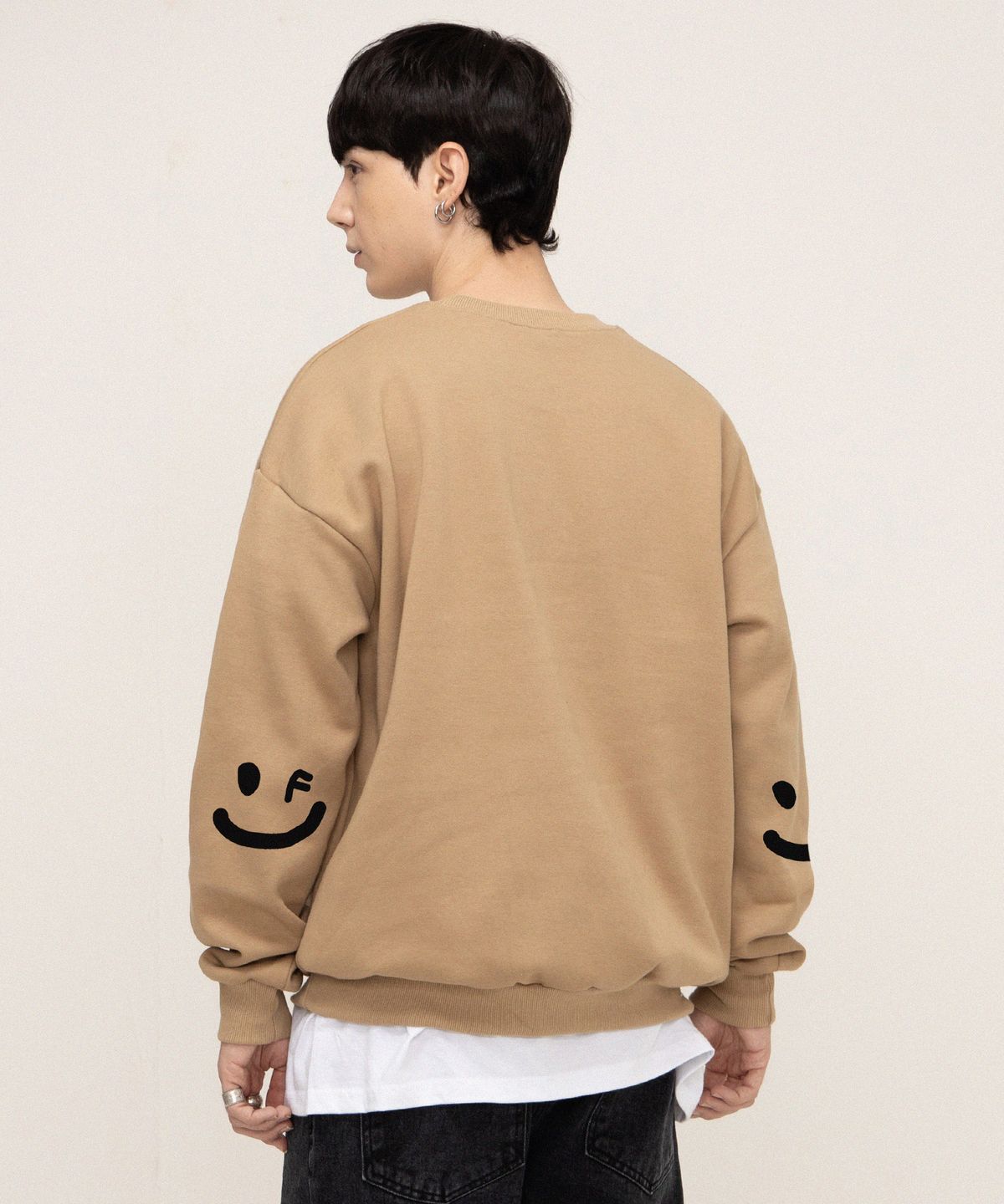 그레이버(GRAVER) [UNISEX]엘보우 스마일드로잉 맨투맨_베이지