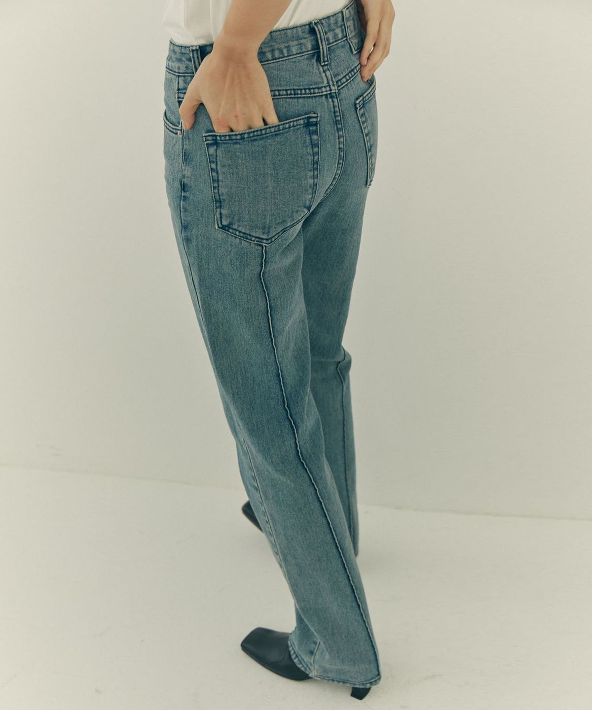 문선(MOONSUN) UNISEX Signature Pin Tuck Straight Denim Pants [INDIGO Medium Wash]
