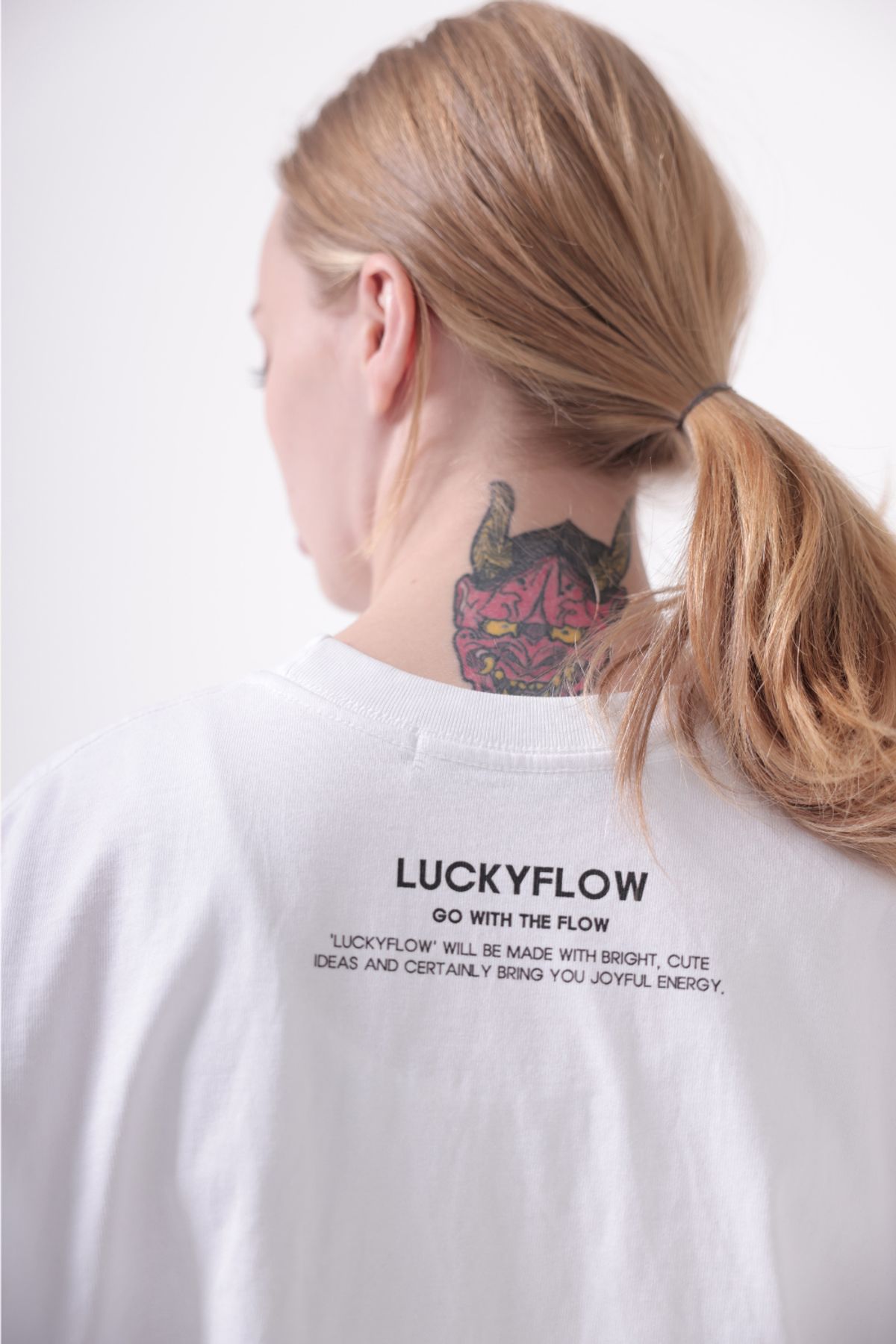 럭키플로우(LUCKY FLOW) 럭키 로고 반팔티셔츠 [화이트]