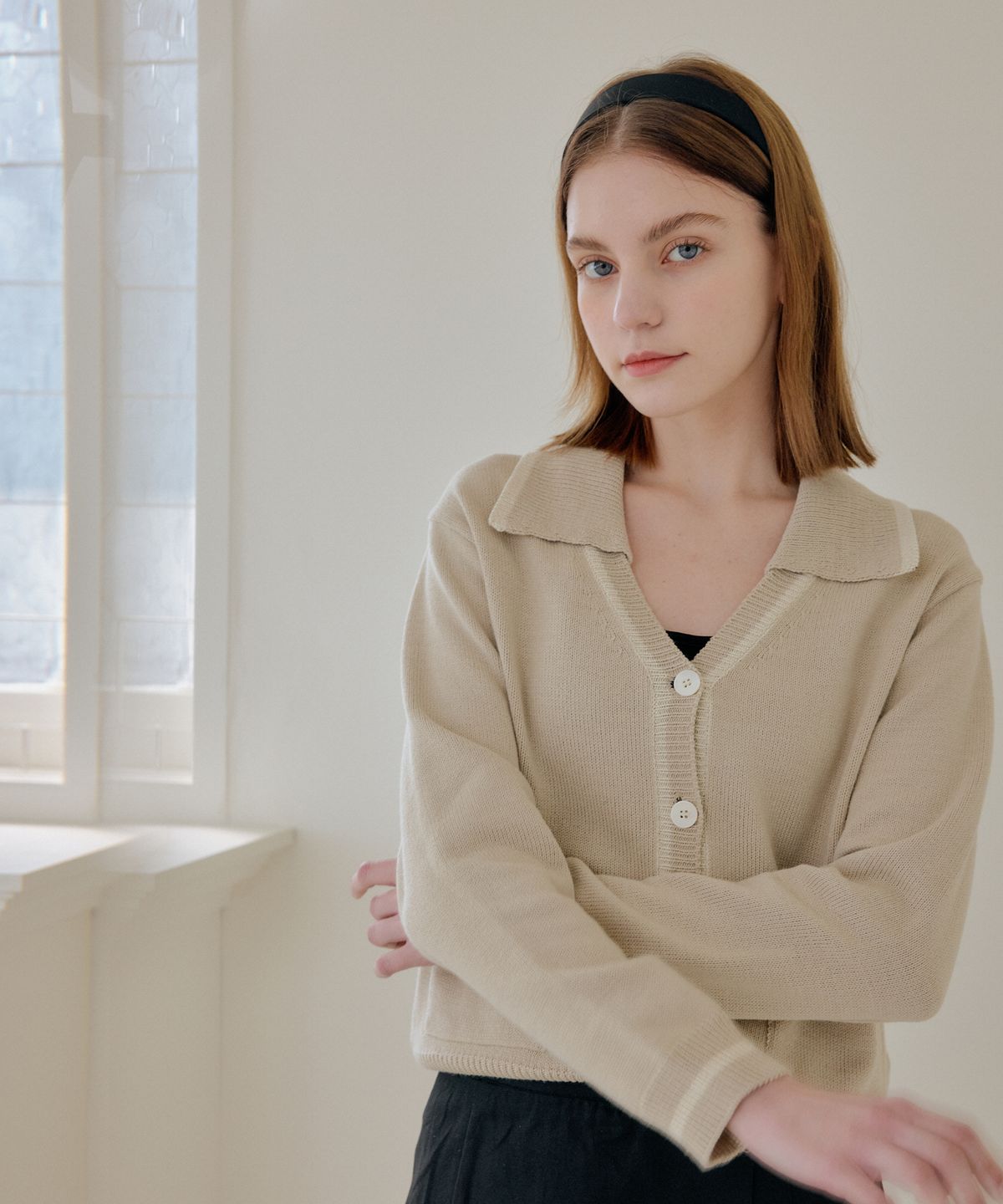 엽페(YUPPE) COLLAR POINT CARDIGAN_BEIGE