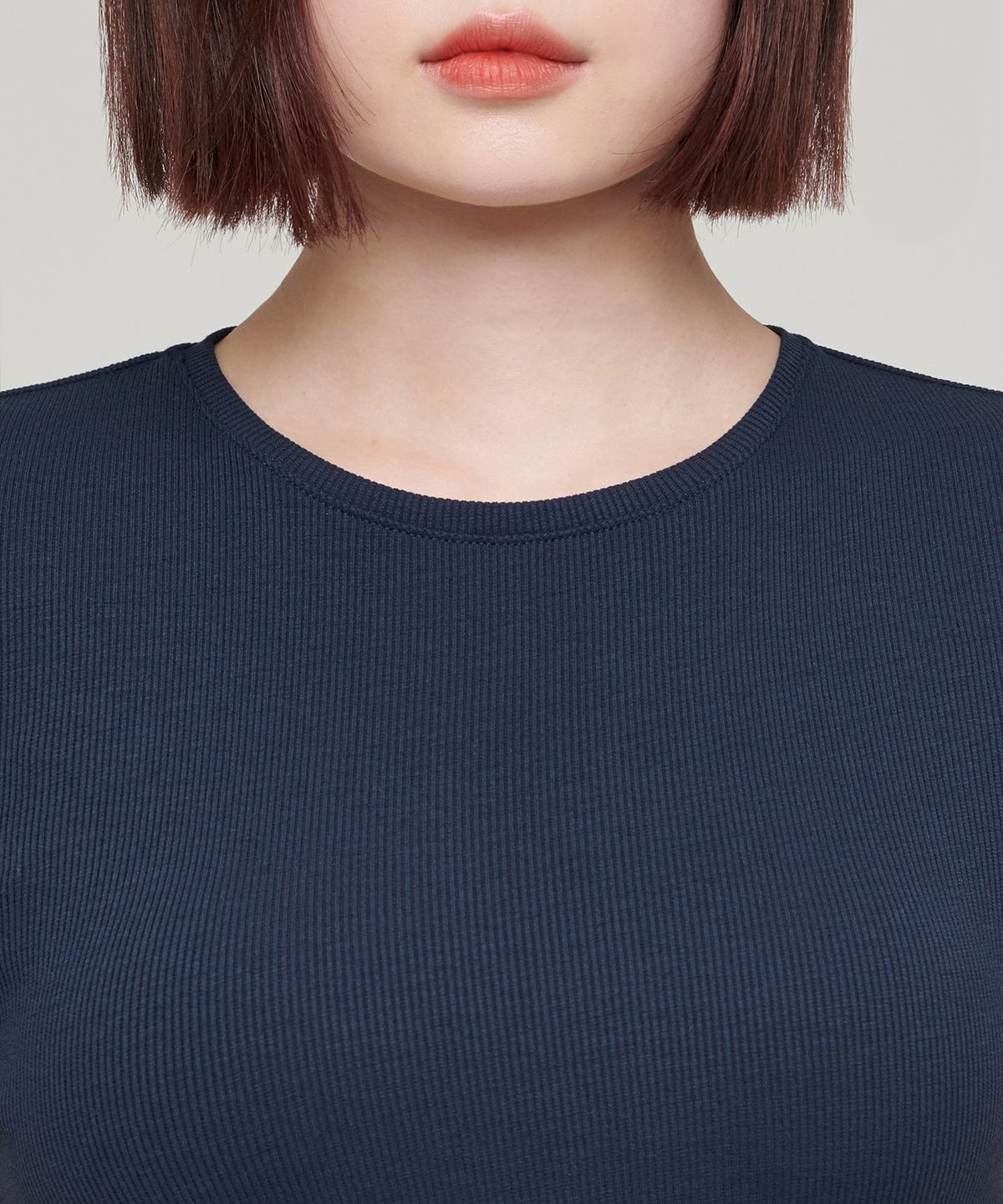 무신사 스탠다드 우먼(MUSINSA STANDARD WOMAN) 우먼즈 리브드 슬림 핏 티셔츠 [네이비]
