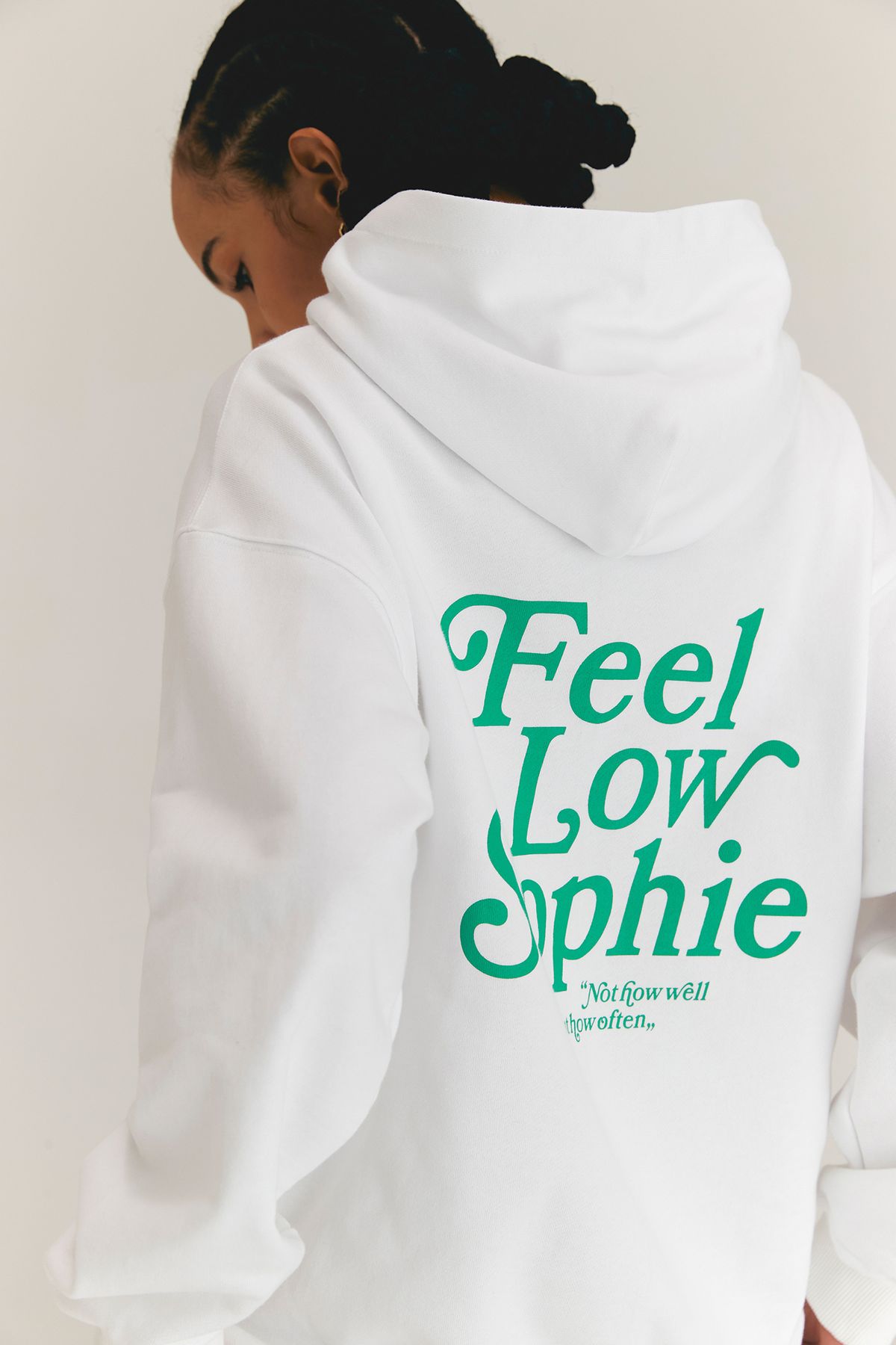 필로소피(FEEL LOW SOPHIE) 베이직 로고 스웻 후디 화이트