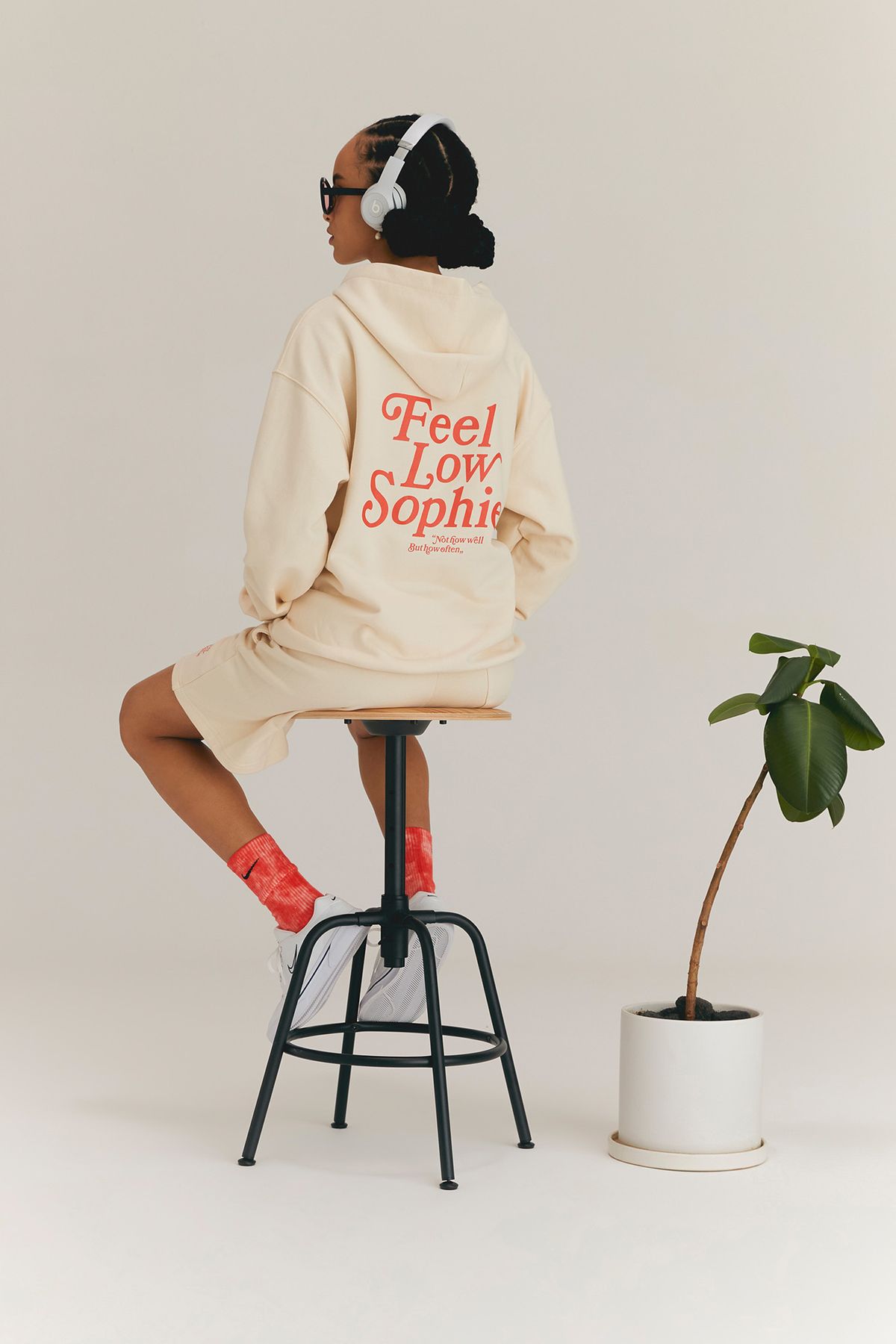 필로소피(FEEL LOW SOPHIE) 베이직 로고 스웻 후디 오트밀