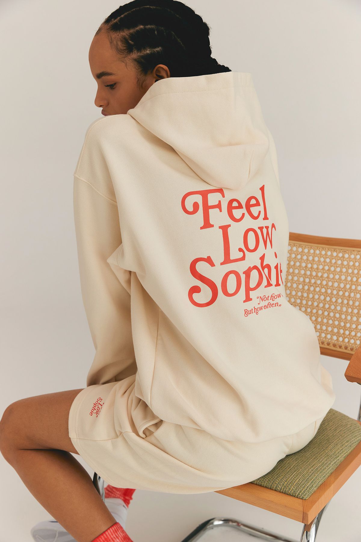 필로소피(FEEL LOW SOPHIE) 베이직 로고 스웻 후디 오트밀