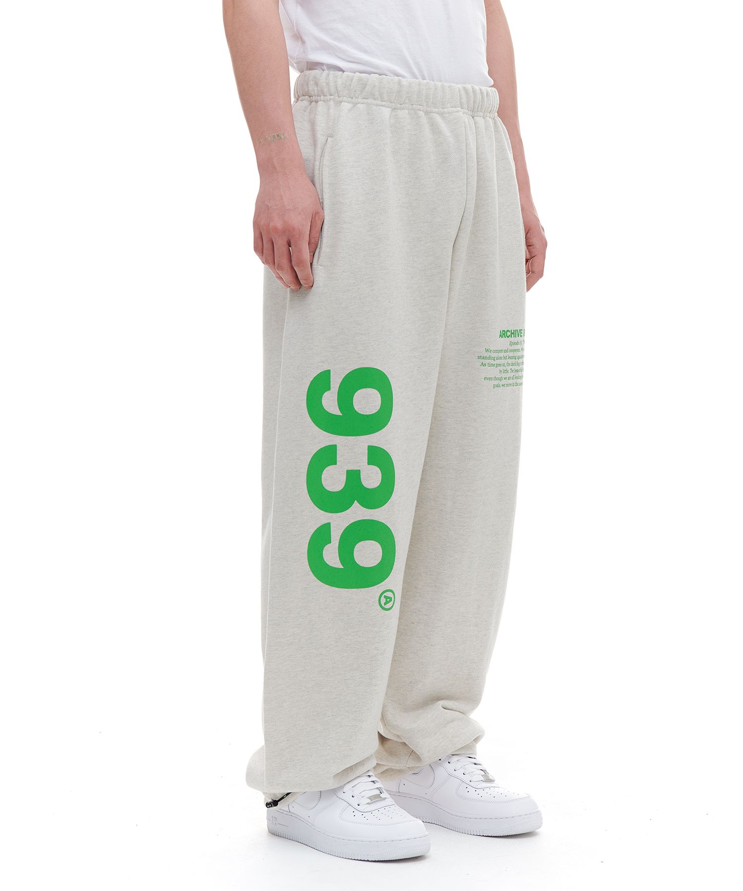 MUSINSA公式 | ARCHIVE BOLD 939 LOGO SWEAT PANTS_OATMEAL