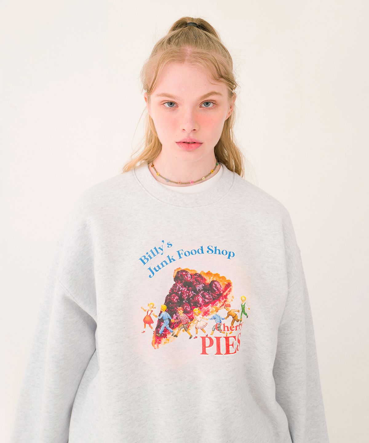 메인부스(MAINBOOTH) Billys Cherry Pie Sweatshirt(CLOUD GRAY)
