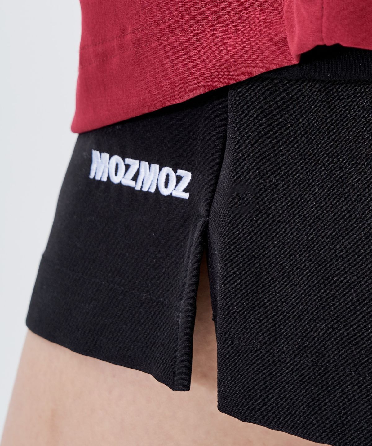 모즈모즈(MOZMOZ) 남녀공용 메쉬 자수 4부 트레이닝 반바지 블랙