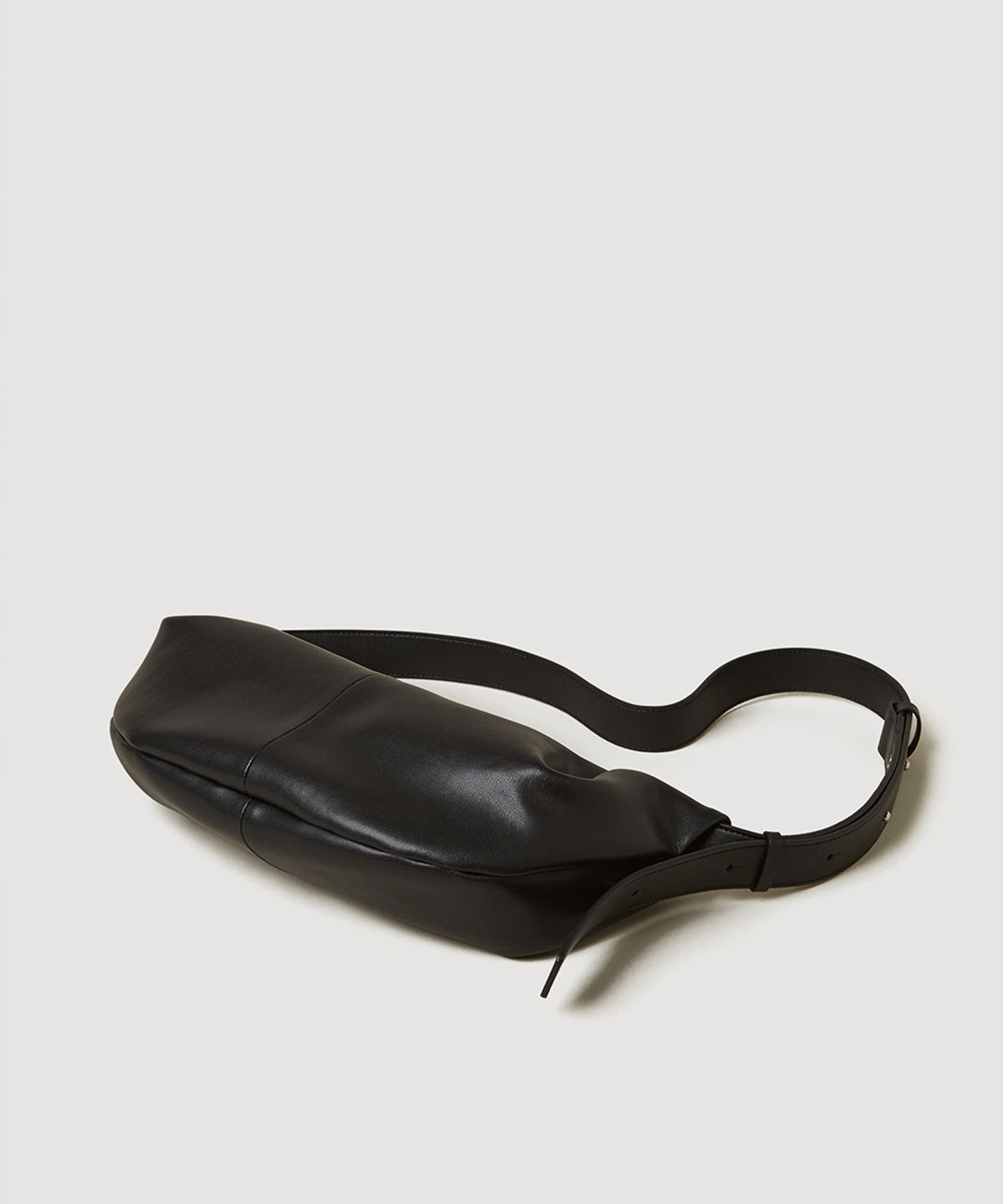 플로르(FLOR) 오위 슬링 호보백 Ohwi Leather Sling Bag Black