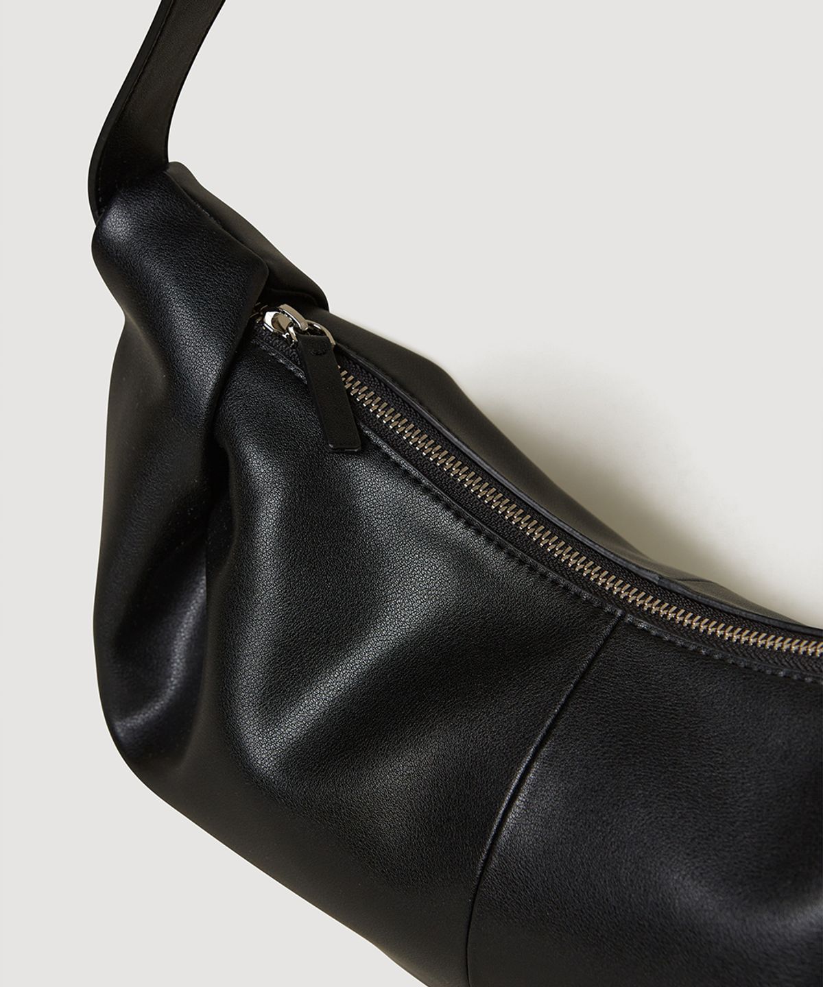 플로르(FLOR) 오위 슬링 호보백 Ohwi Leather Sling Bag Black
