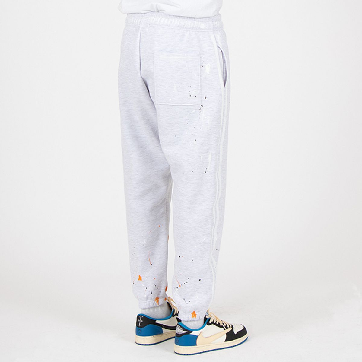 스트라이크(STRIKE) 스플래터 사이드 라인 릴랙스핏 스웨트 조거팬츠 (LIGHT GREY)