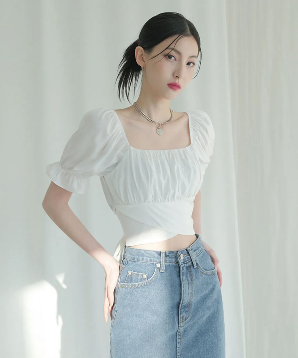 어반드레스(AVANDRESS) BACK RIBBON SQUARE Short-sleeve BLOUSE BLACK