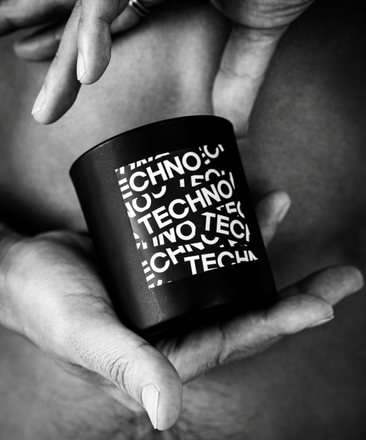 디쉘터(DESHELTER) TECHNO 7oz 블랙 시더우드 우디 스모키향 소이캔들