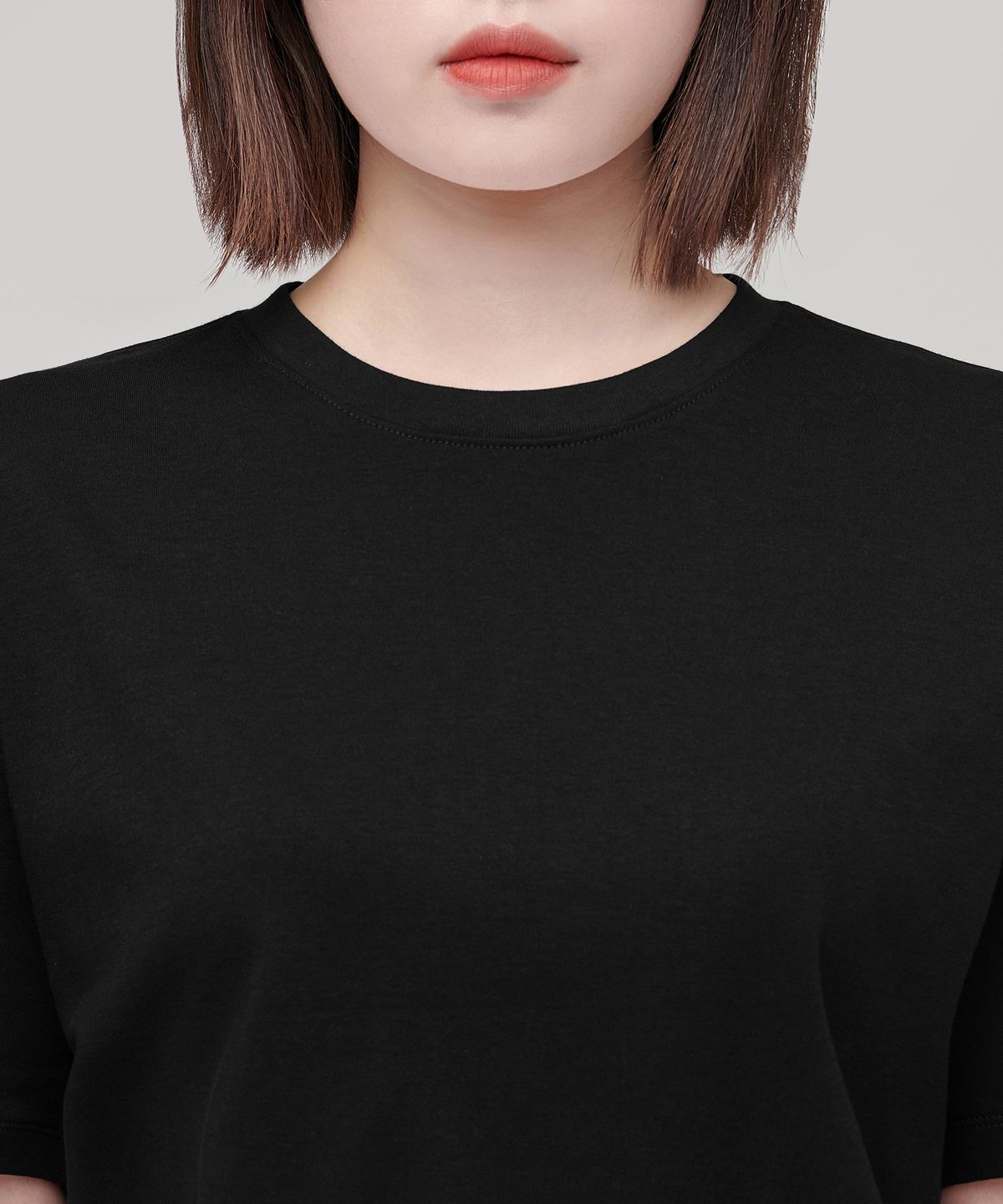 무신사 스탠다드 우먼(MUSINSA STANDARD WOMAN) 우먼즈 릴렉스 핏 크루 넥 크롭 티셔츠 [블랙]