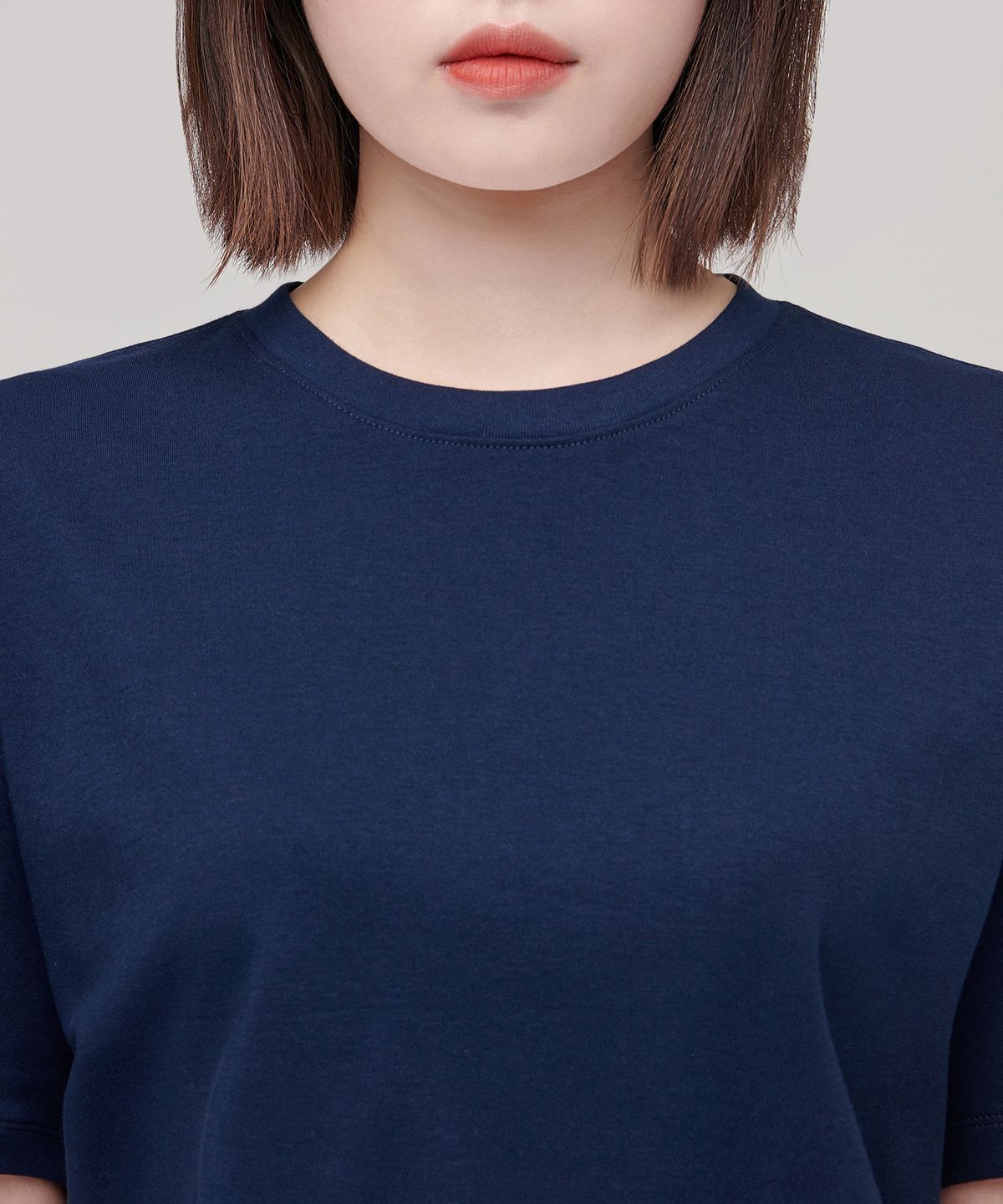 무신사 스탠다드 우먼(MUSINSA STANDARD WOMAN) 우먼즈 릴렉스 핏 크루 넥 크롭 티셔츠 [네이비]