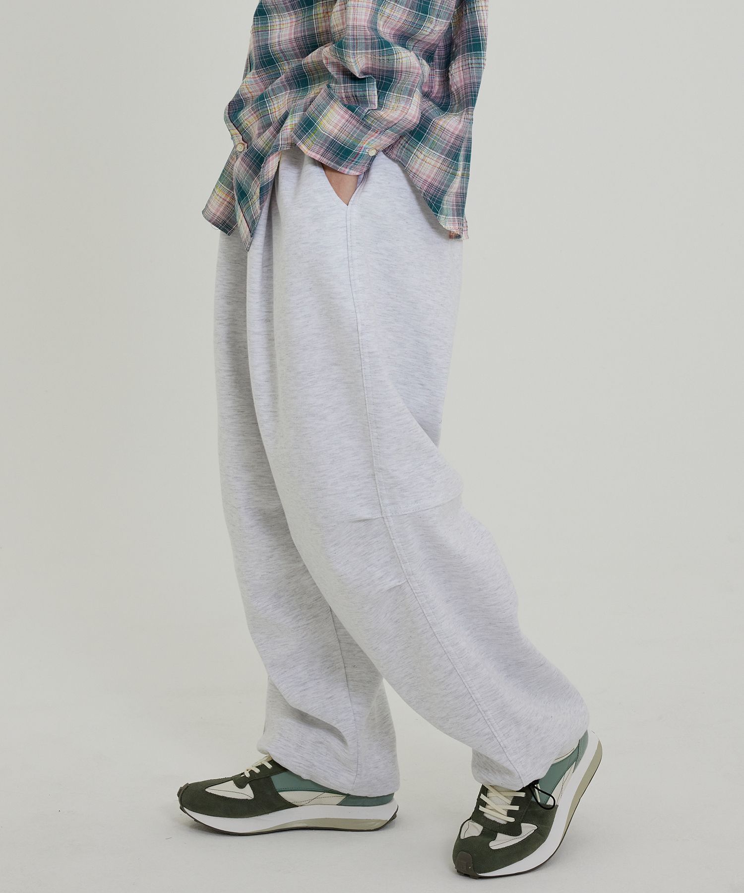 MUSINSA | OTHERFITS Wide balloon sweatpants (white gray)