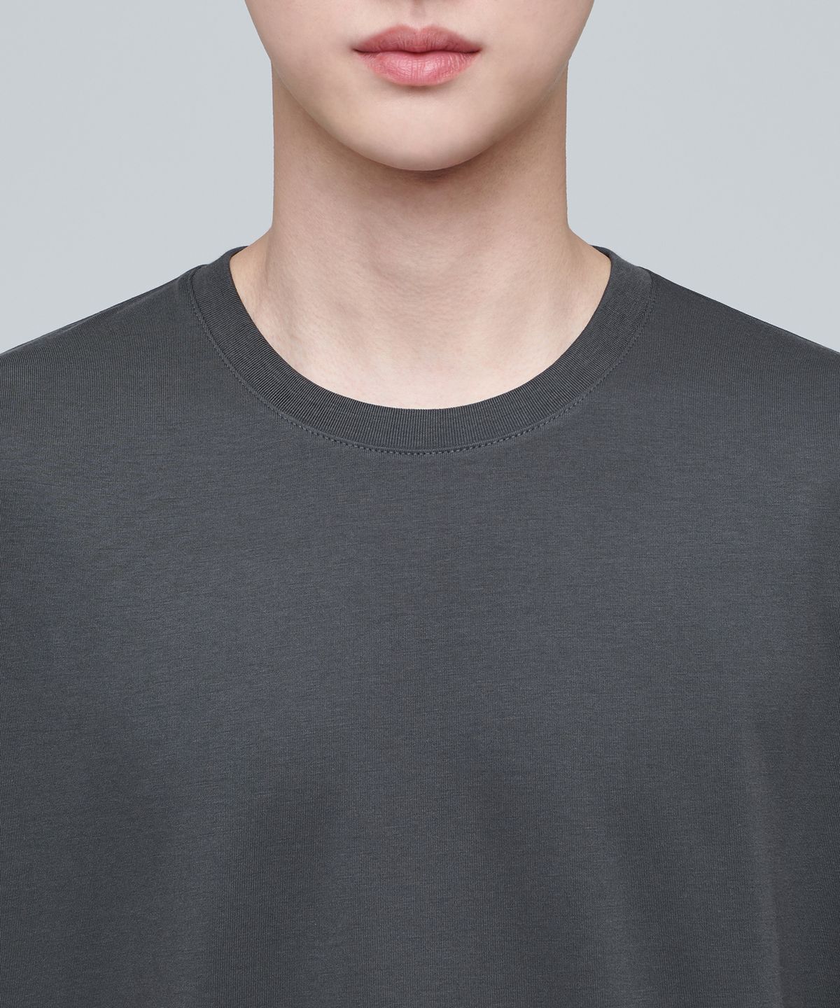 무신사 스탠다드(MUSINSA STANDARD) 수피마 릴렉스드 크루 넥 티셔츠 [건메탈]