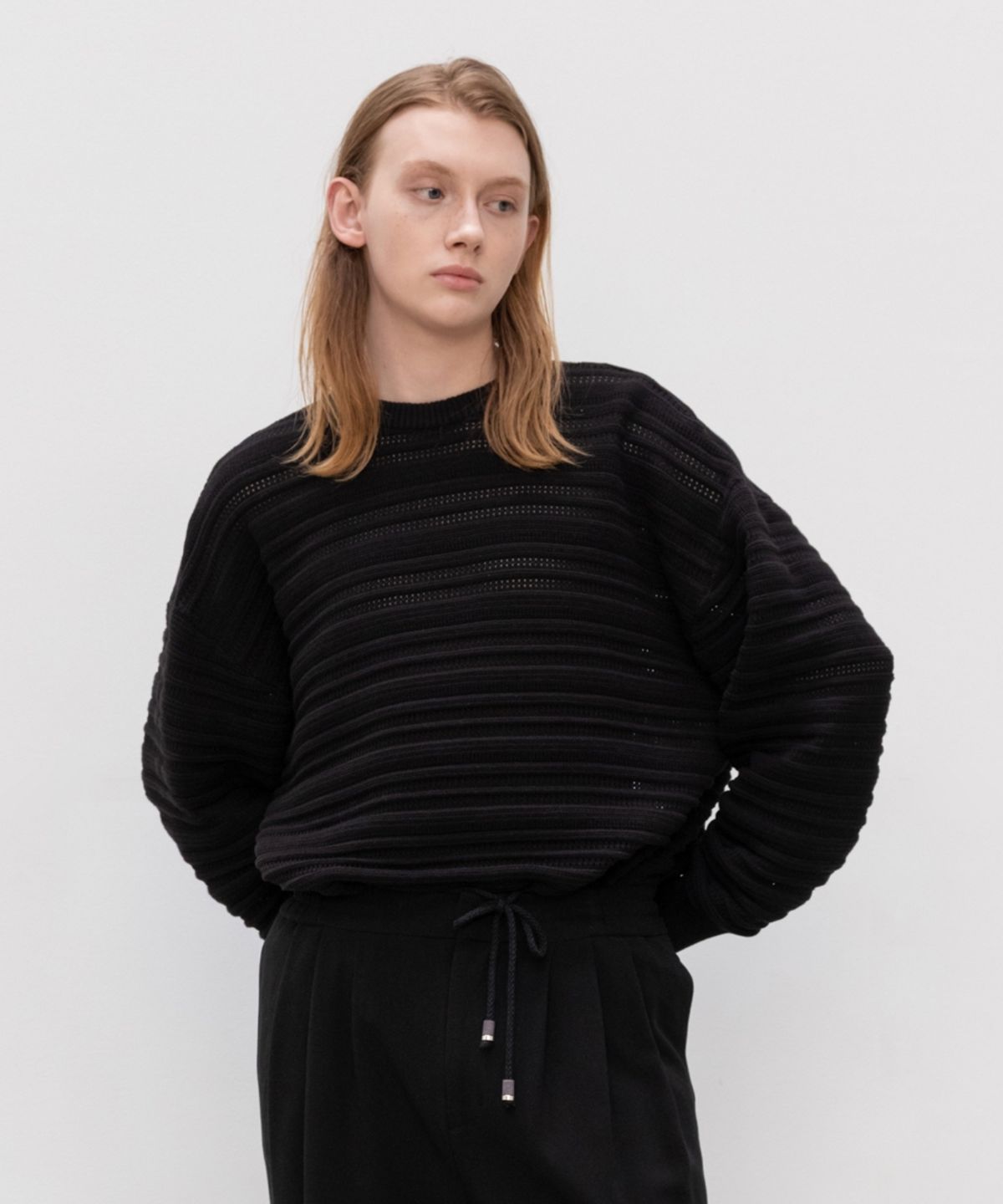 미나브(MINAV) 펀칭 라운드 긴팔 니트 [블랙]
