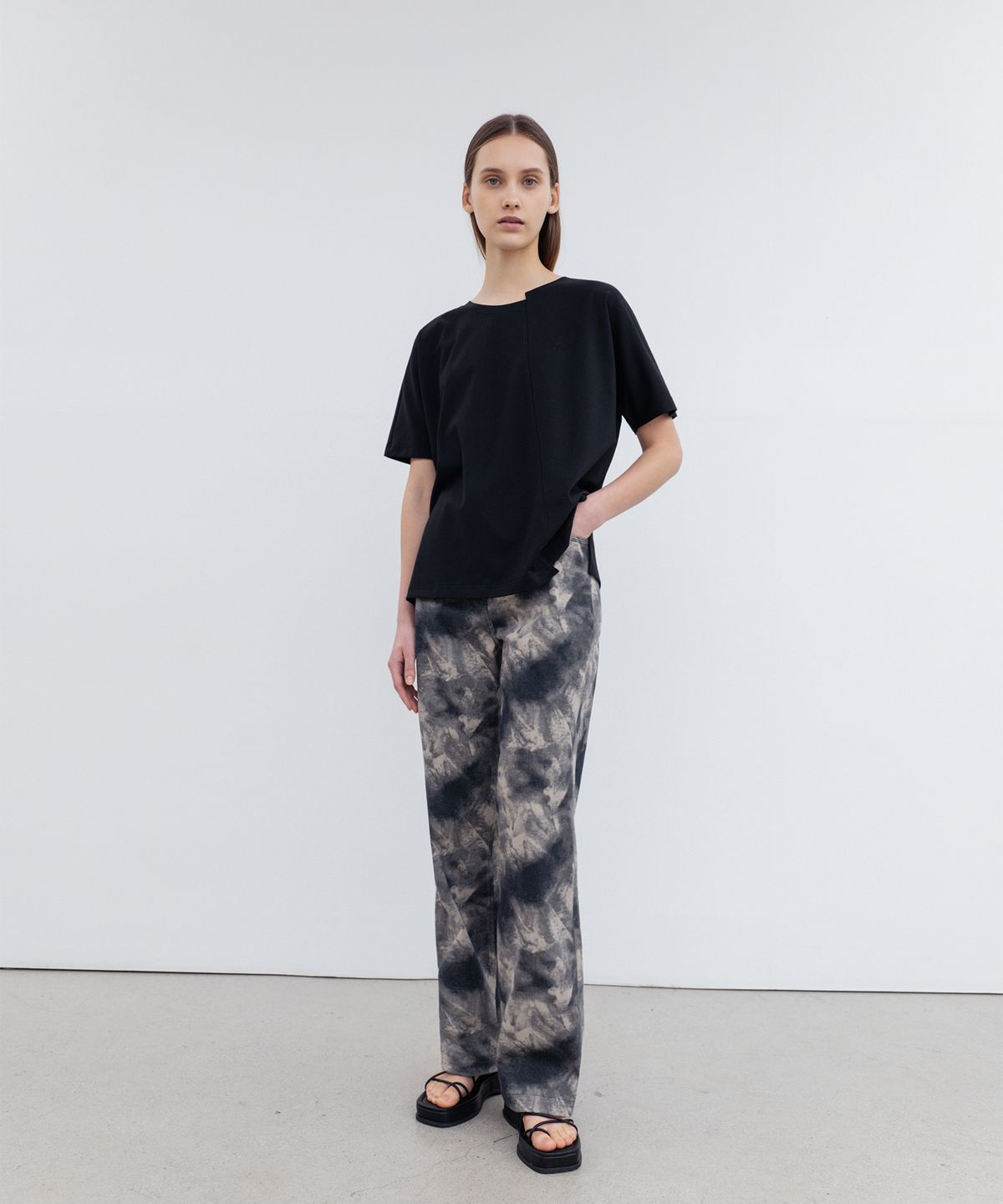 리이(RE RHEE) LOGO EMBROIDERED UNBALANCED CUT T SHIRTS BK